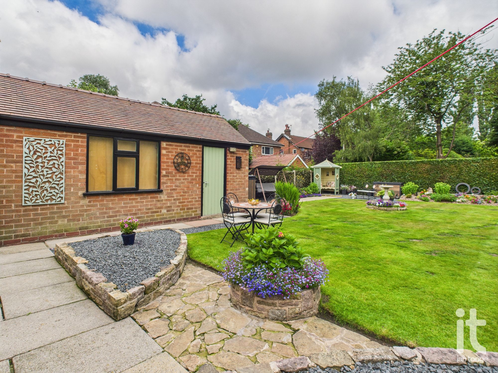 2 bedroom semi-detached bungalow For Sale in Stockport - Photograph 18.