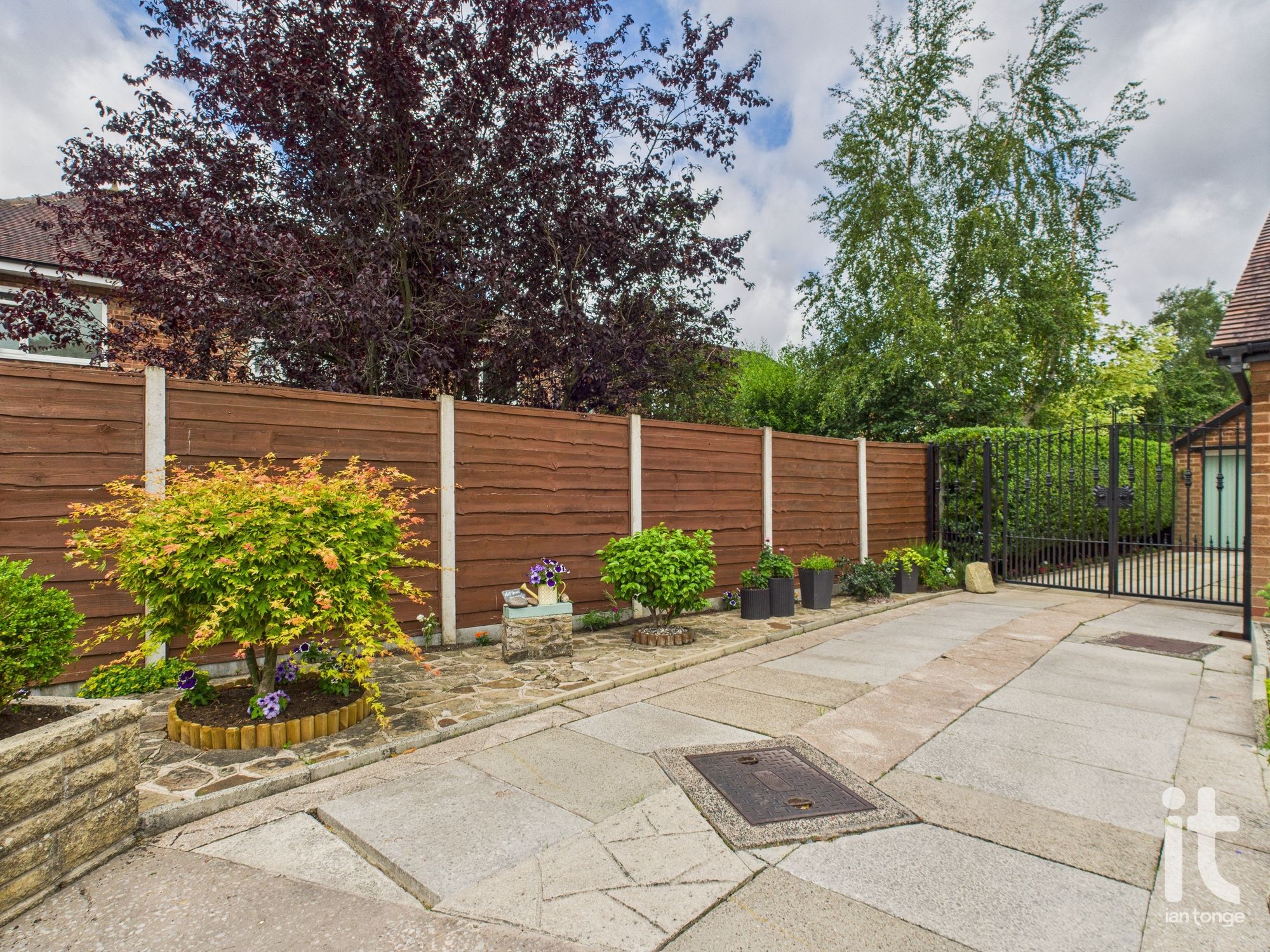2 bedroom semi-detached bungalow For Sale in Stockport - Photograph 22.