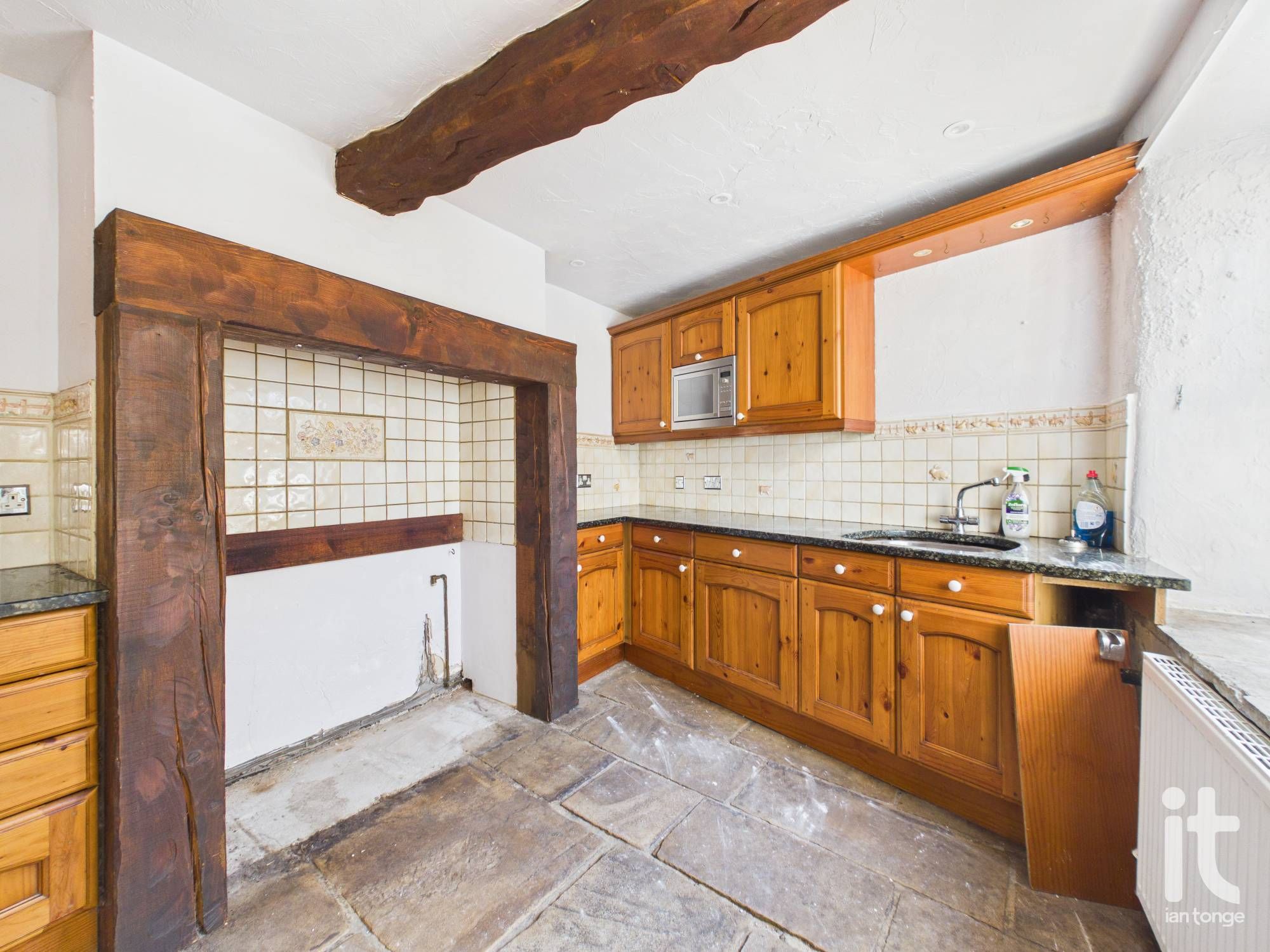 4 bedroom detached house For Sale in High Peak - Photograph 6.