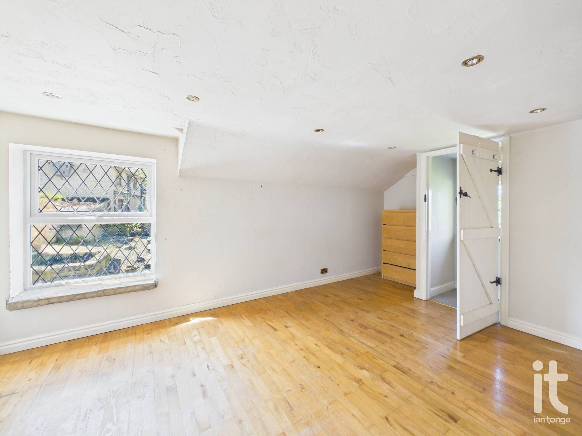 4 bedroom detached house For Sale in High Peak - Photograph 11.