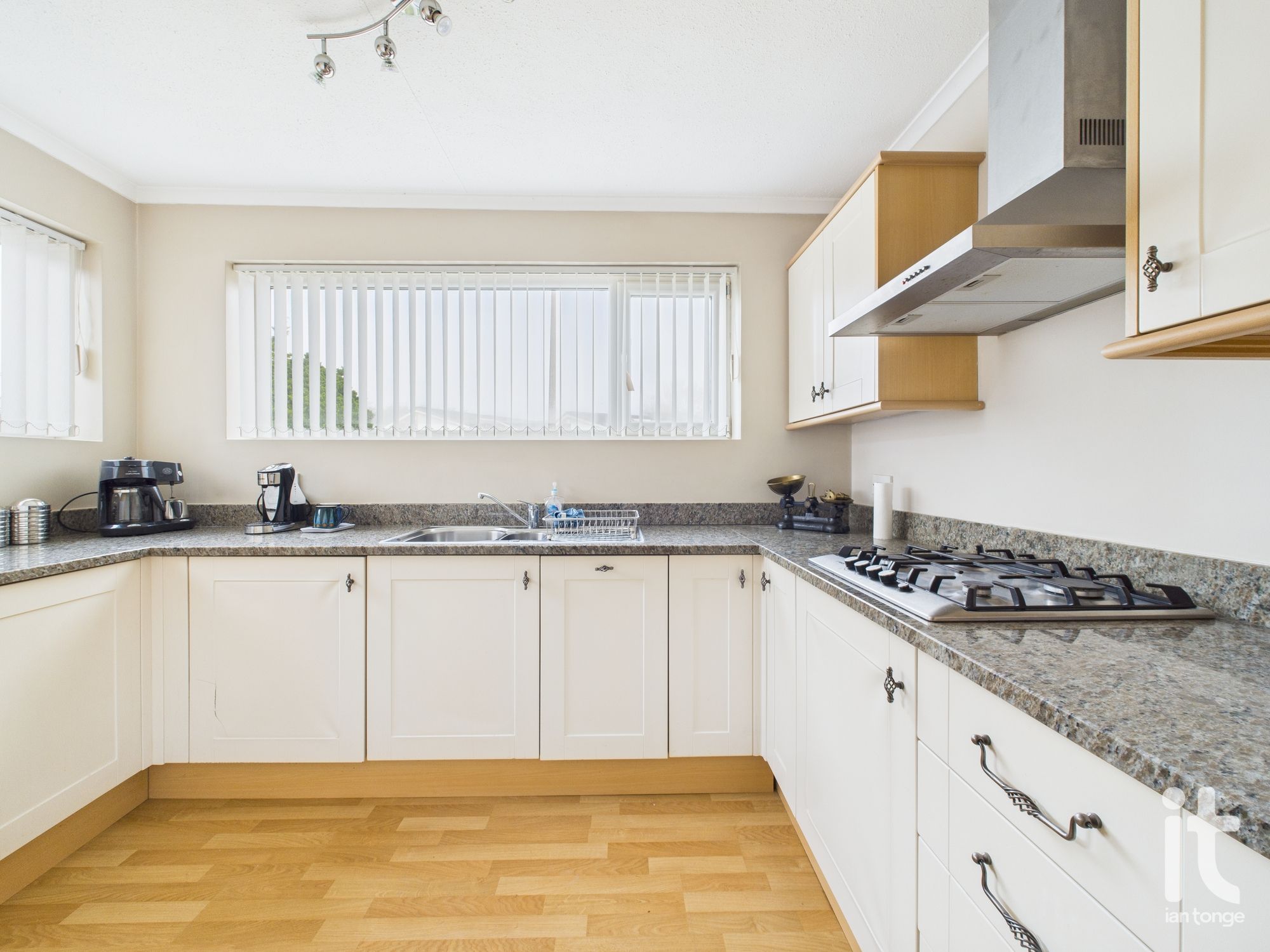 3 bedroom link detached bungalow For Sale in Stockport - Photograph 4.