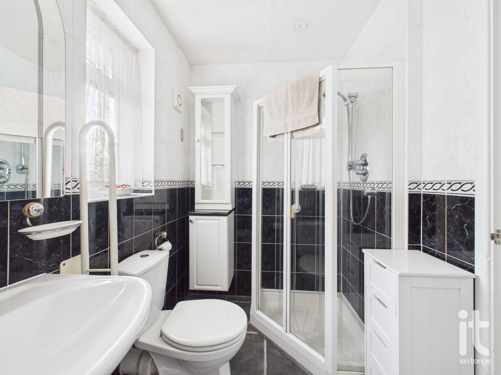 3 bedroom link detached bungalow For Sale in Stockport - Photograph 24.