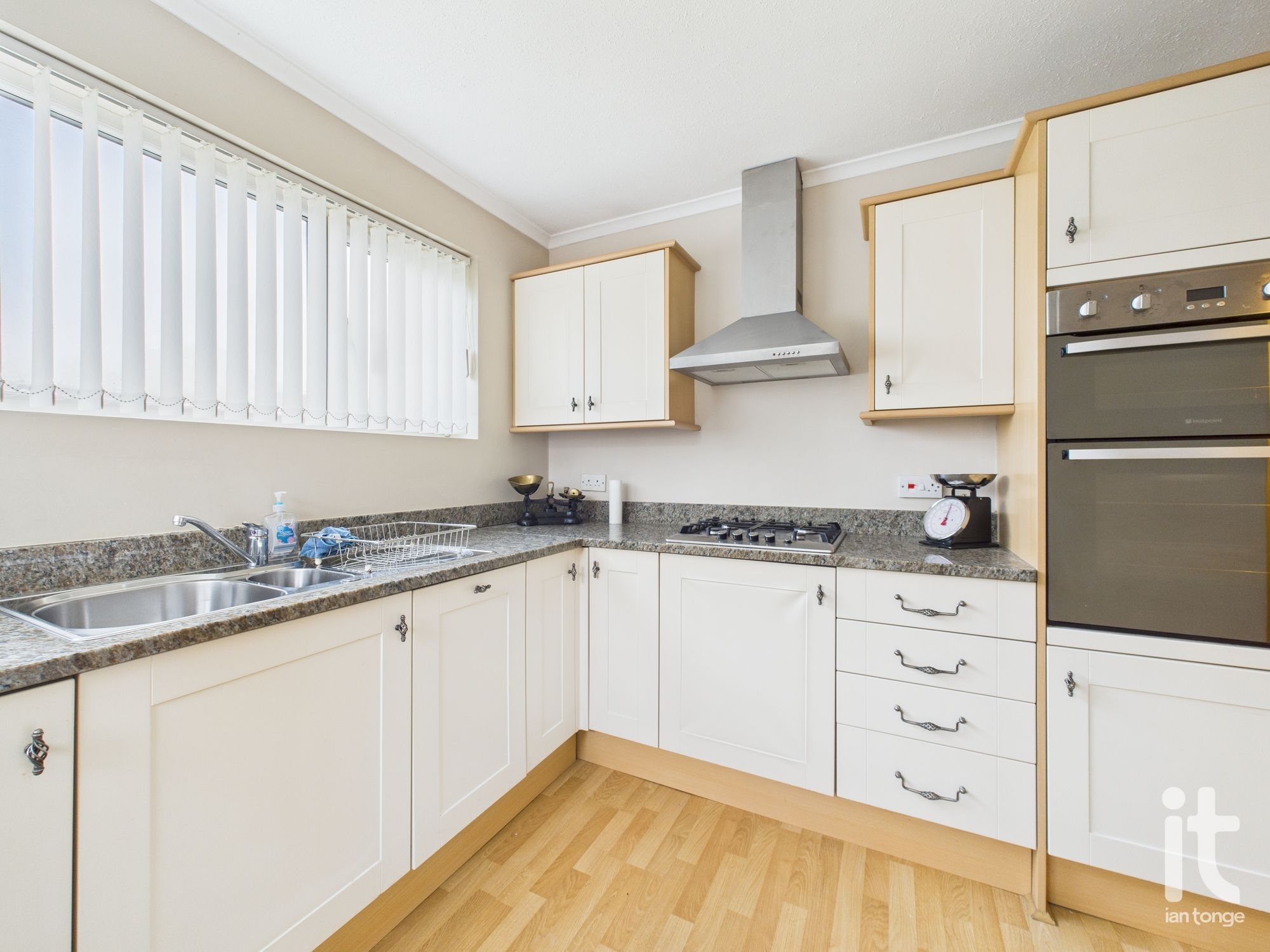 3 bedroom link detached bungalow For Sale in Stockport - Photograph 5.