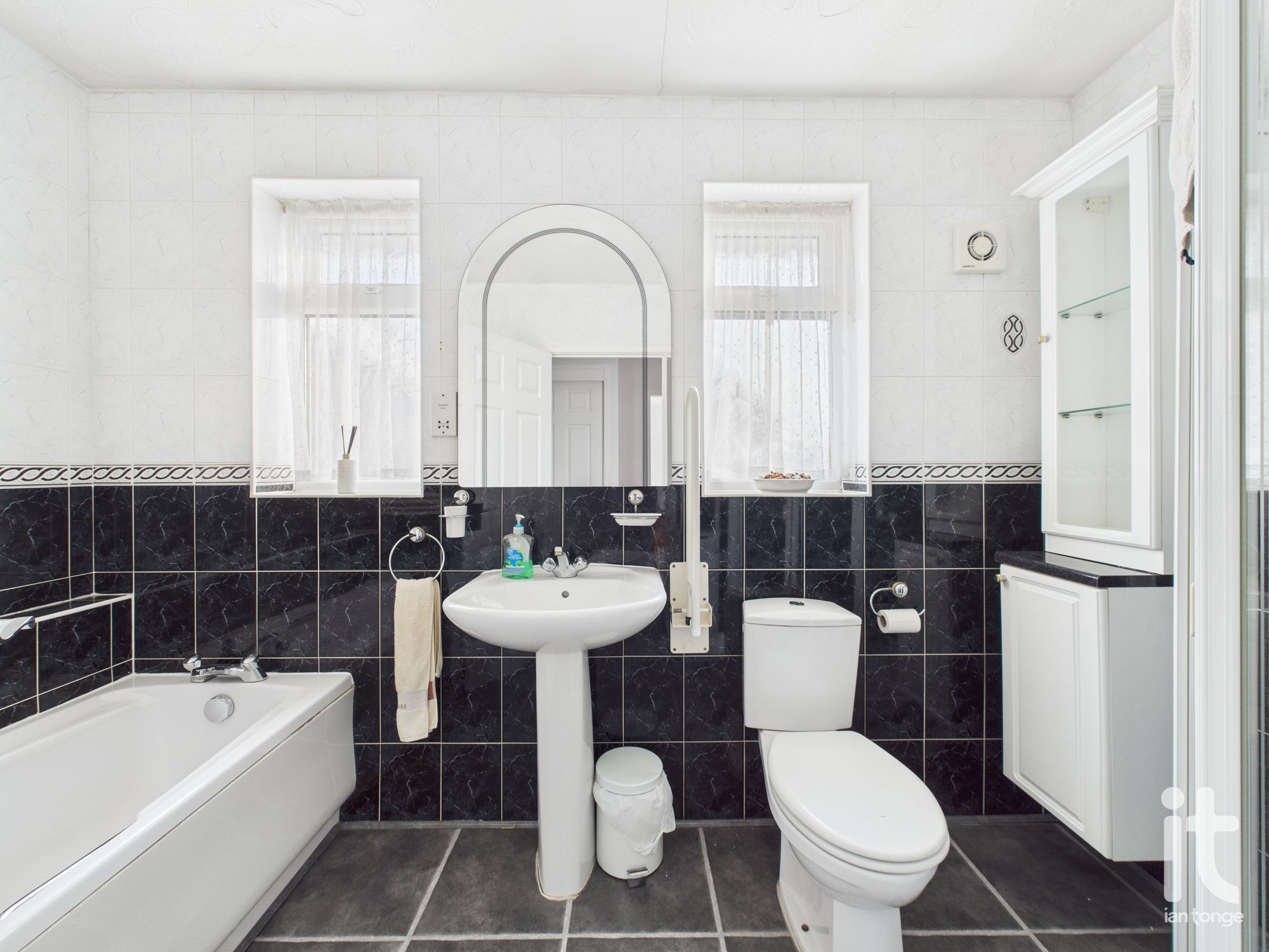 3 bedroom link detached bungalow For Sale in Stockport - Photograph 22.