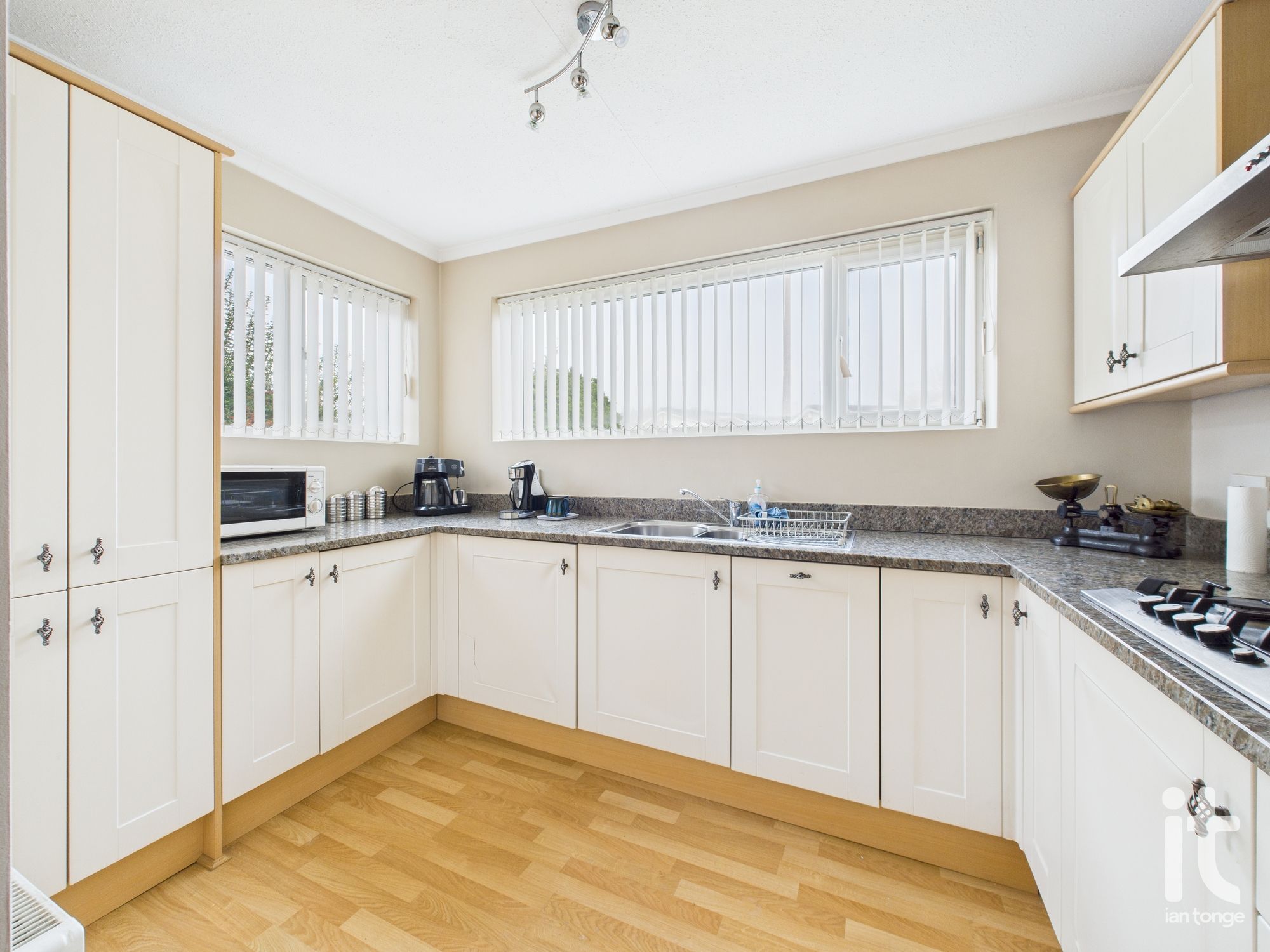 3 bedroom link detached bungalow For Sale in Stockport - Photograph 3.