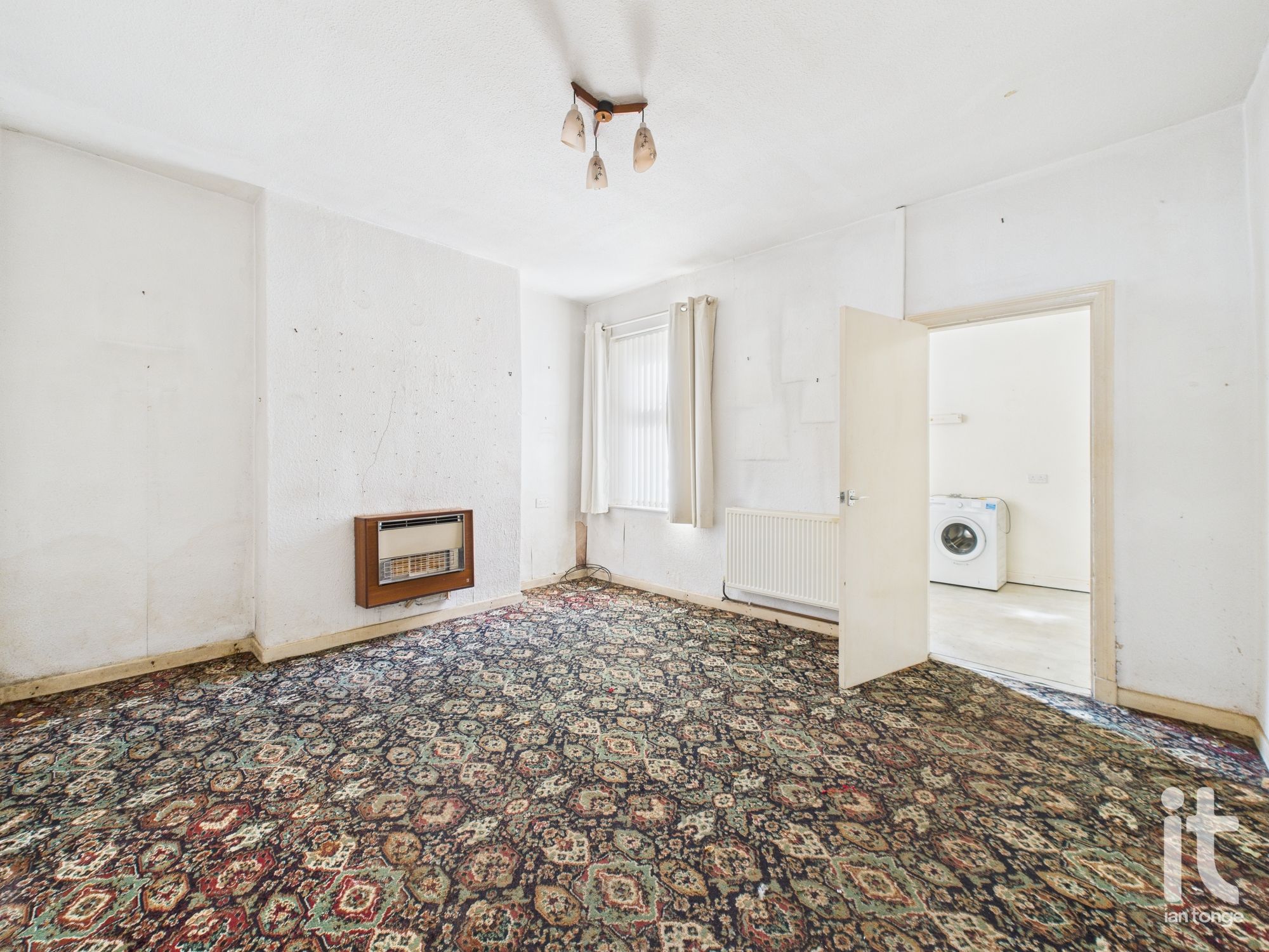 2 bedroom end terraced house For Sale in Stockport - Property photograph.