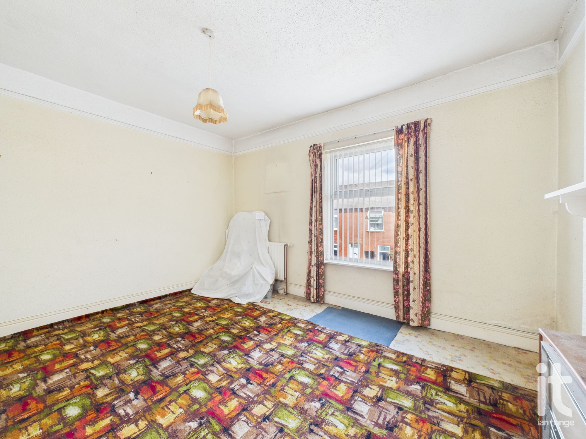 2 bedroom end terraced house For Sale in Stockport - Property photograph.
