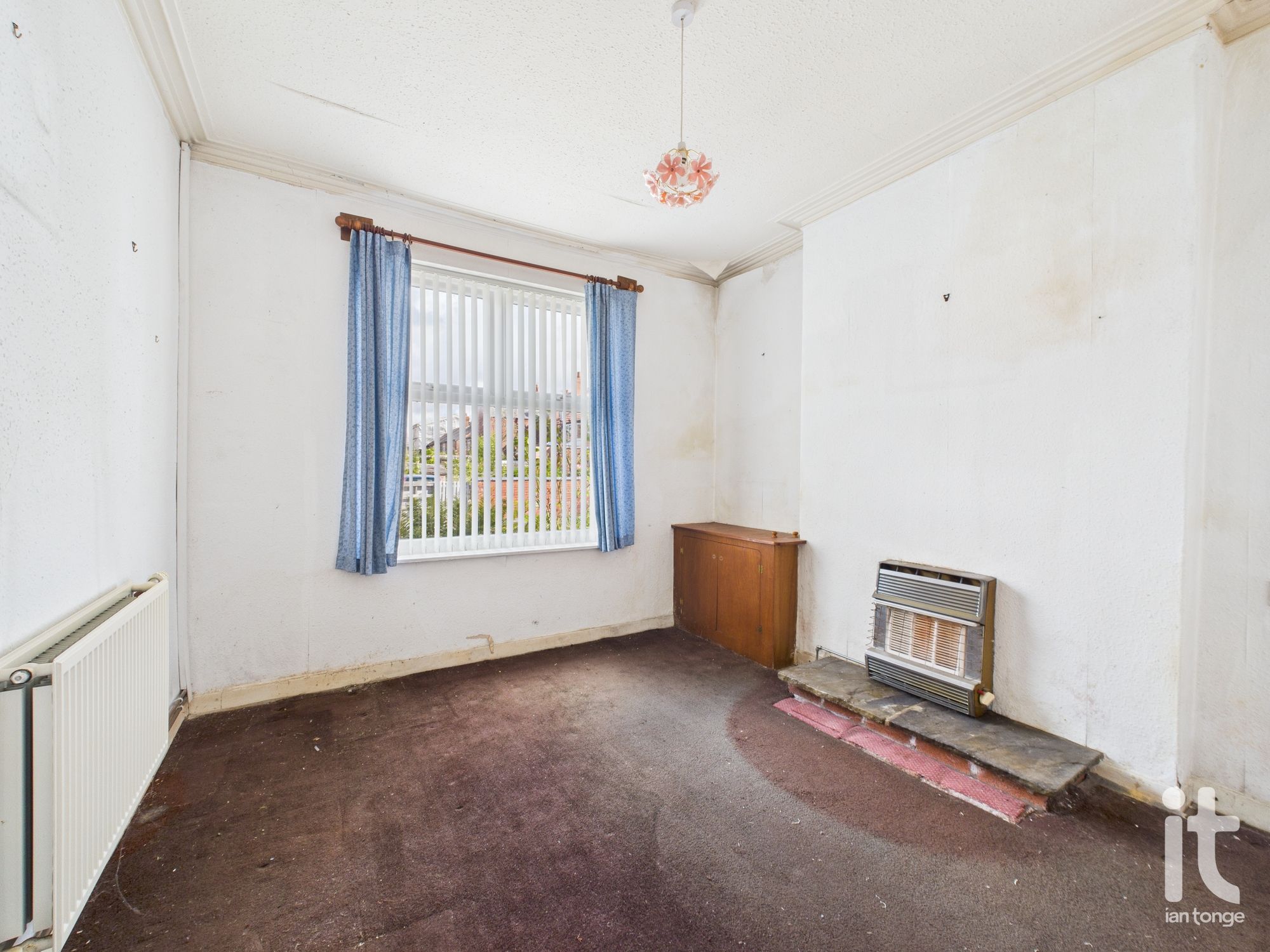 2 bedroom end terraced house For Sale in Stockport - Photograph 6.