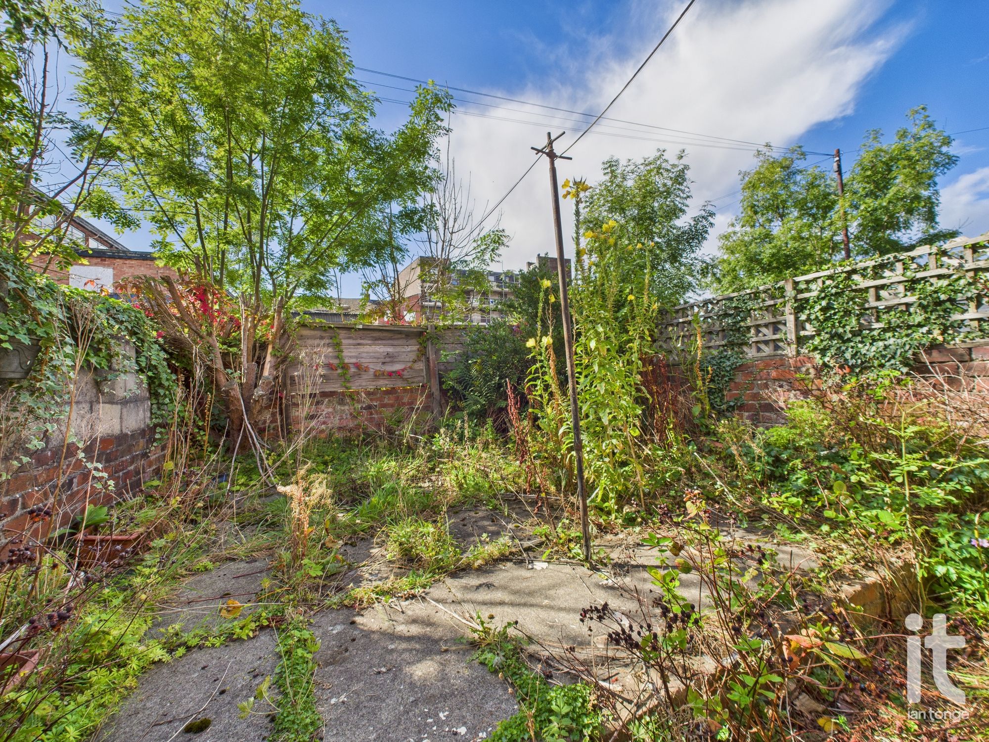 2 bedroom end terraced house For Sale in Stockport - Photograph 4.