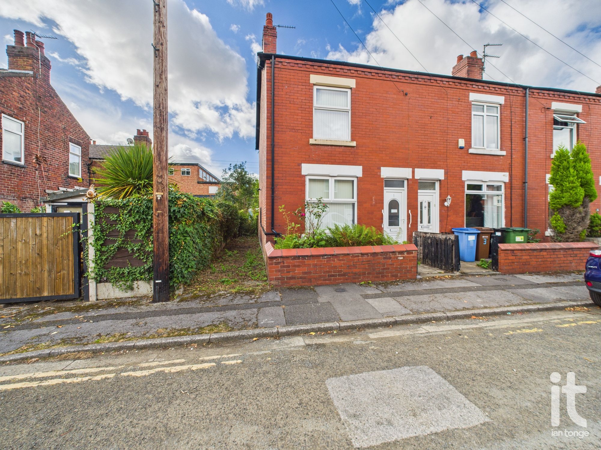 2 bedroom end terraced house For Sale in Stockport - Property photograph.