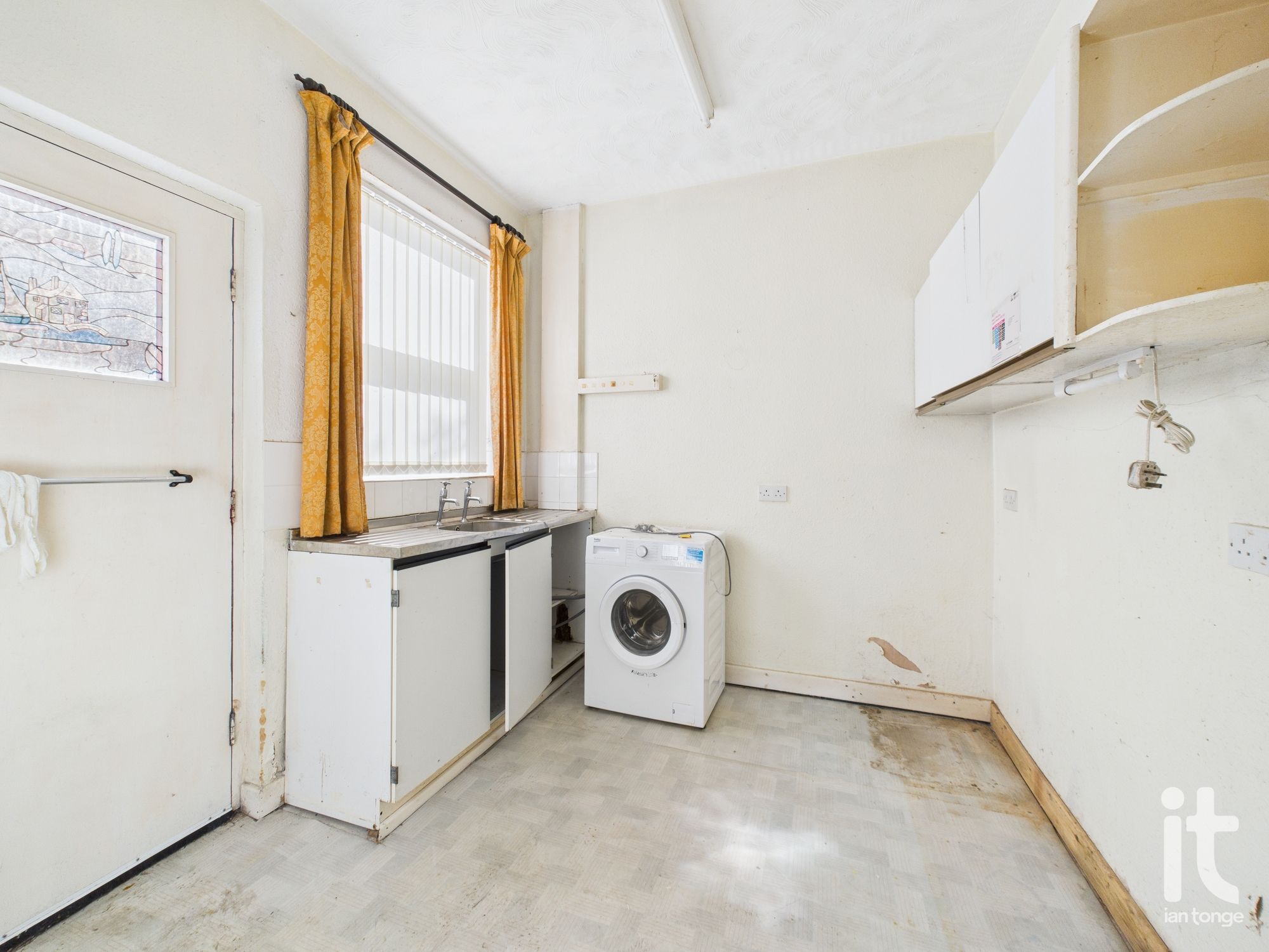 2 bedroom end terraced house For Sale in Stockport - Photograph 8.