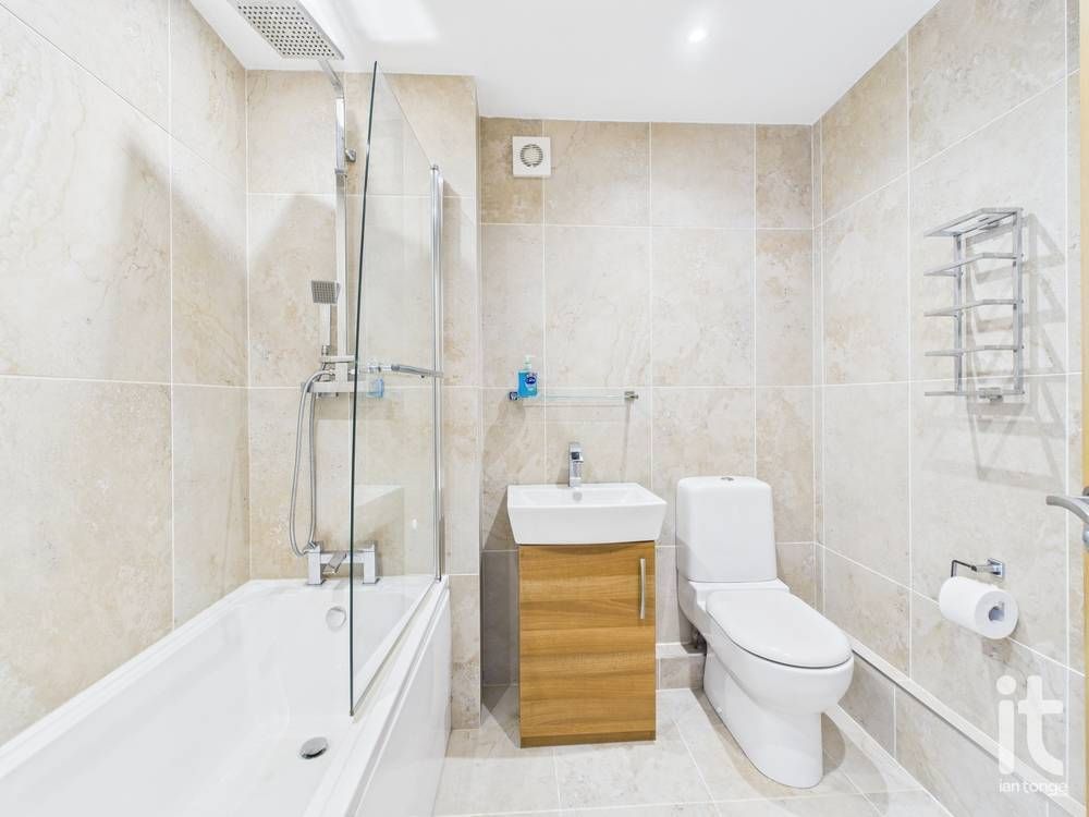 2 bedroom apartment flat/apartment For Sale in Stockport - Photograph 14.