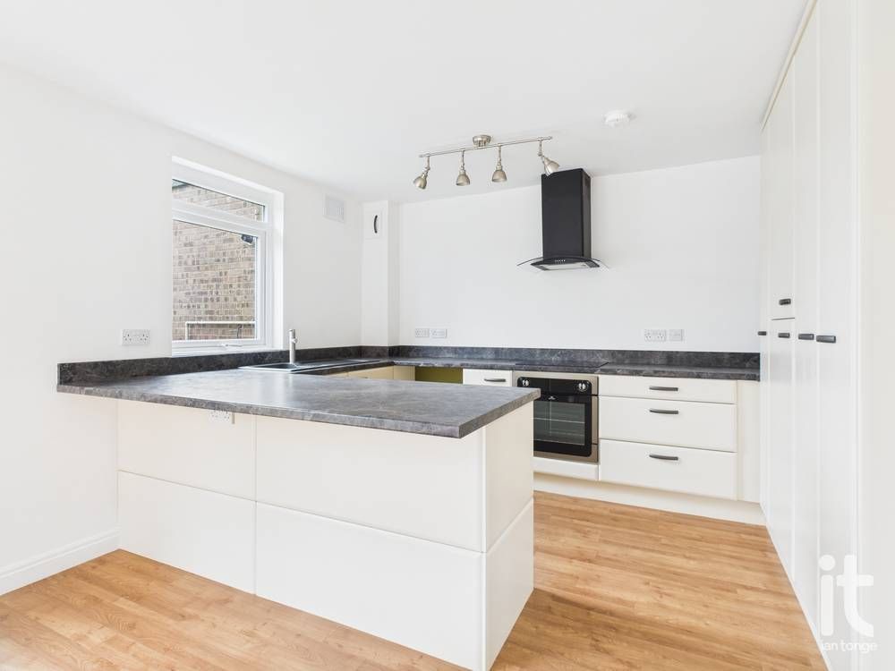 2 bedroom apartment flat/apartment For Sale in Stockport - Photograph 8.