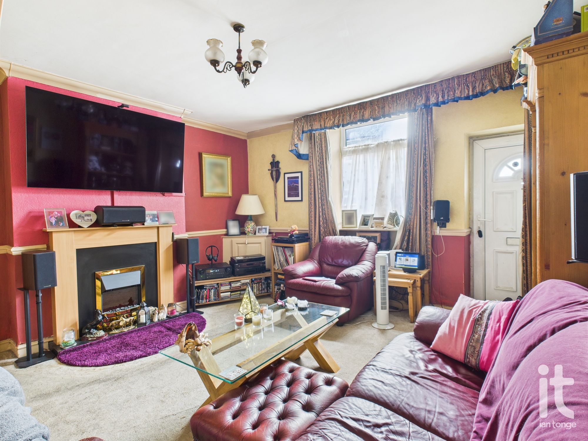 3 bedroom end terraced house For Sale in Stockport - Photograph 2.