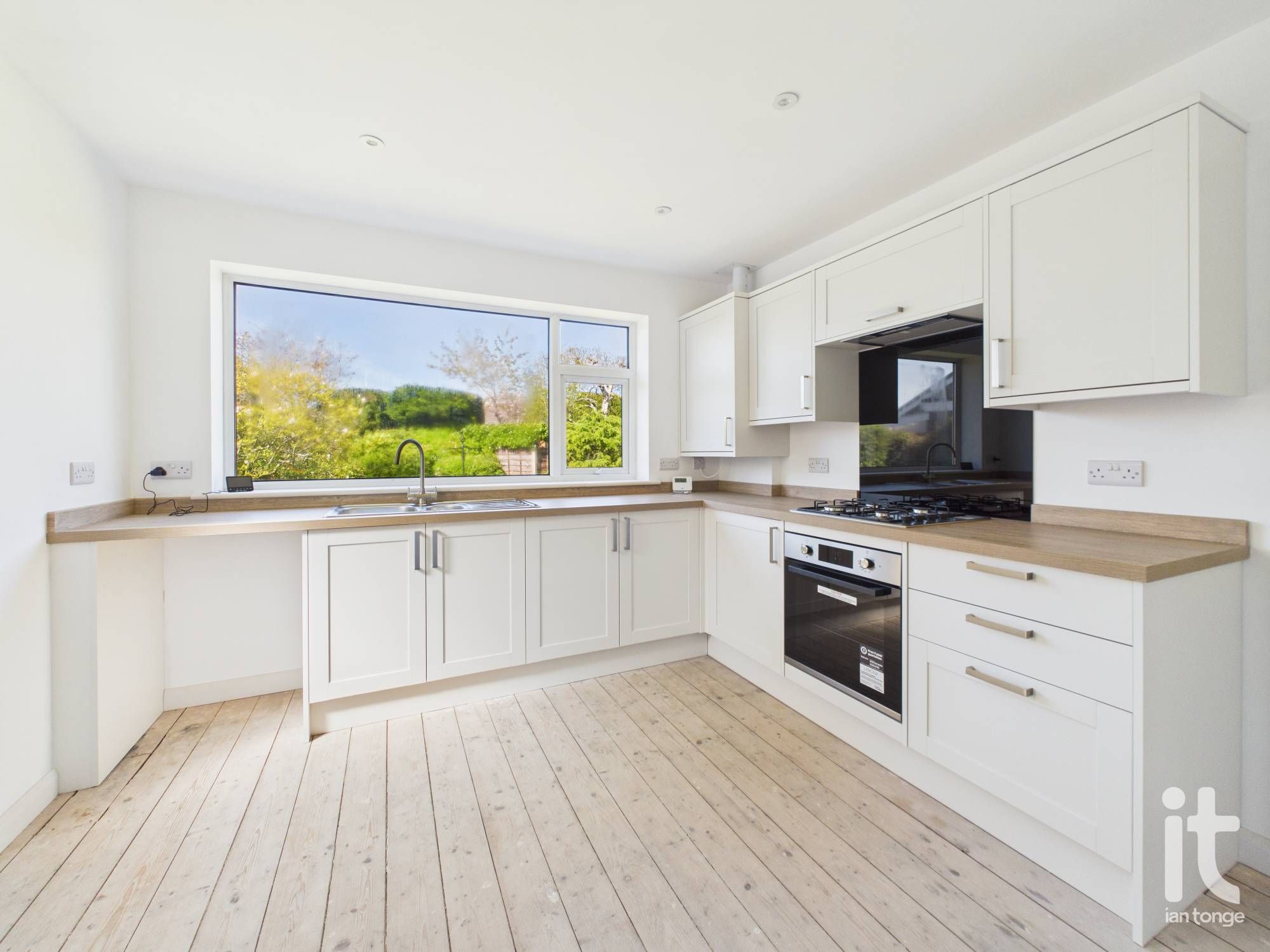 3 bedroom detached bungalow For Sale in Stockport - Photograph 6.