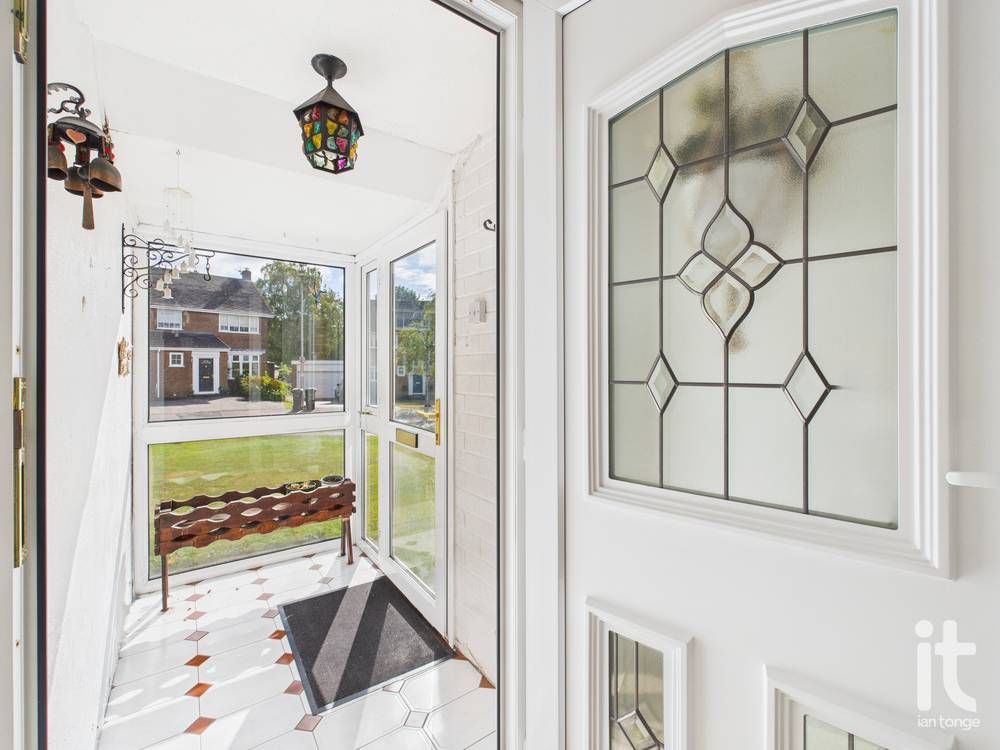 3 bedroom detached bungalow For Sale in Stockport - Photograph 4.