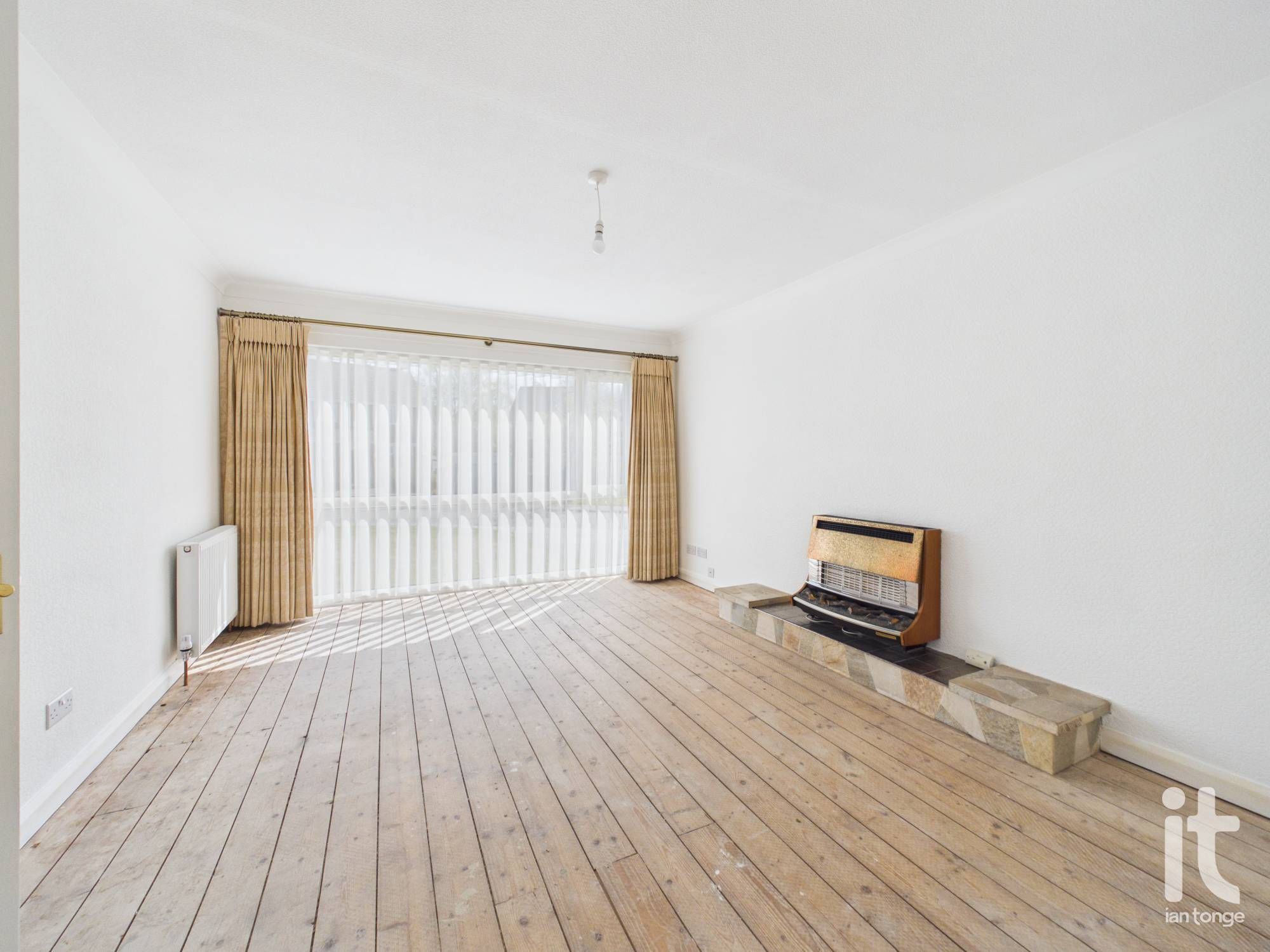 3 bedroom detached bungalow For Sale in Stockport - Photograph 5.