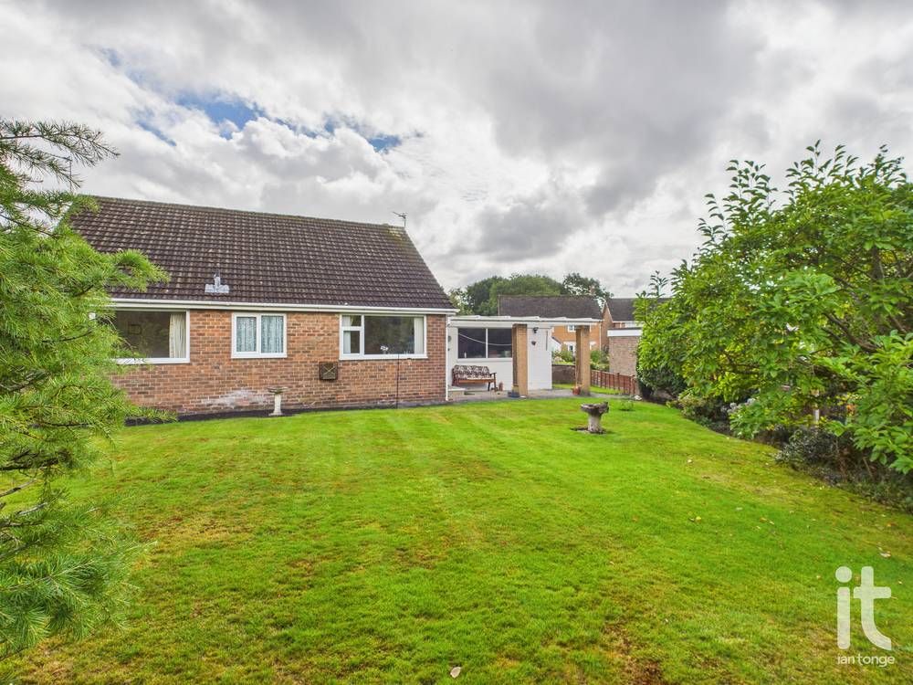 3 bedroom detached bungalow For Sale in Stockport - Photograph 17.