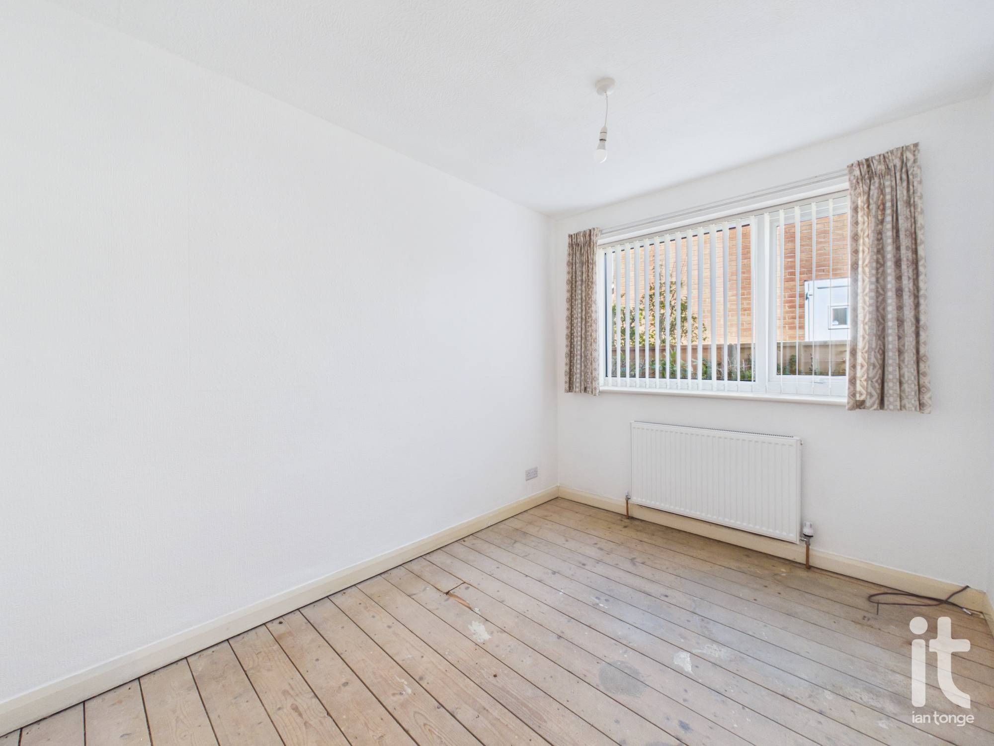 3 bedroom detached bungalow For Sale in Stockport - Photograph 9.