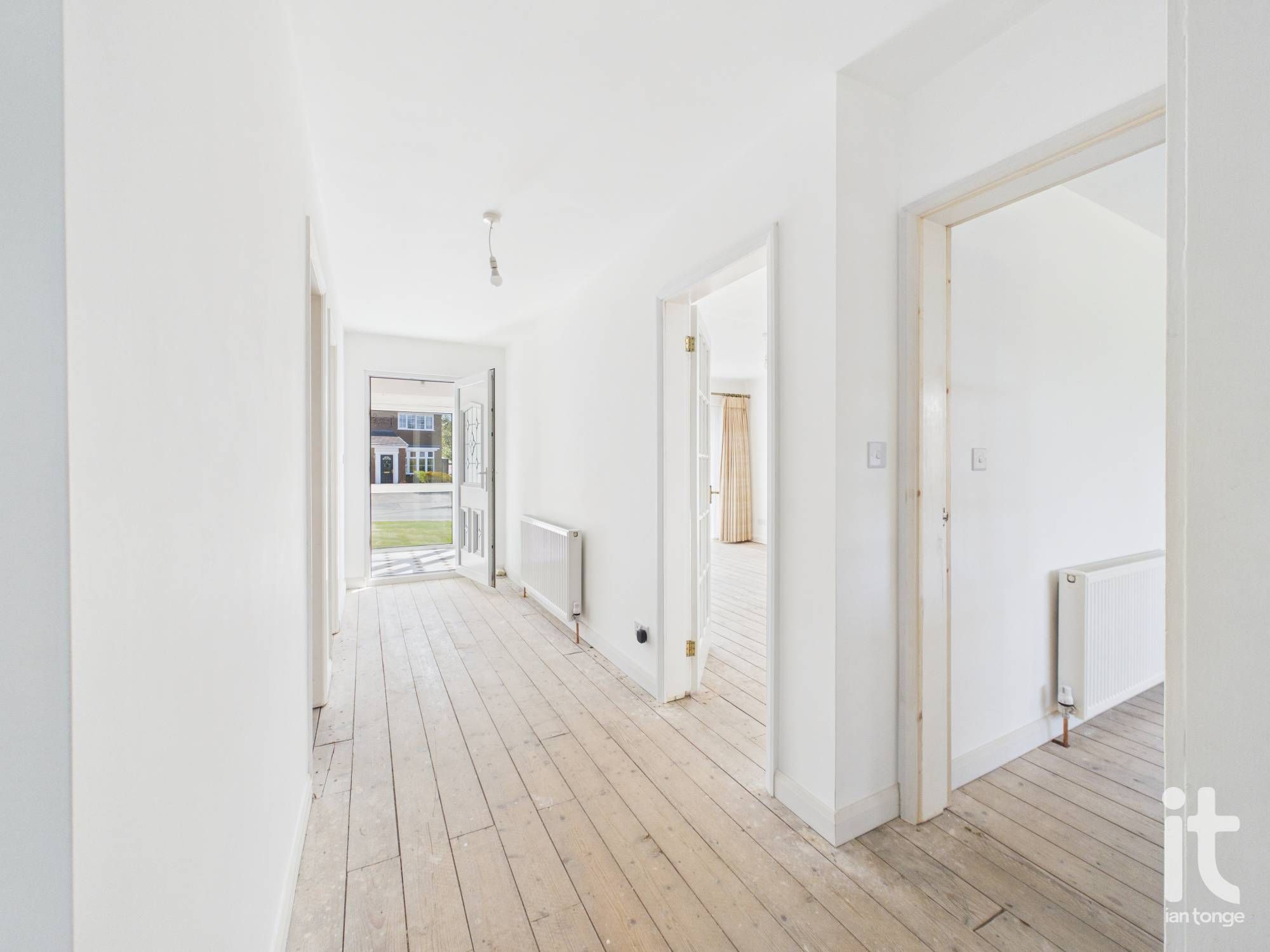 3 bedroom detached bungalow For Sale in Stockport - Photograph 4.