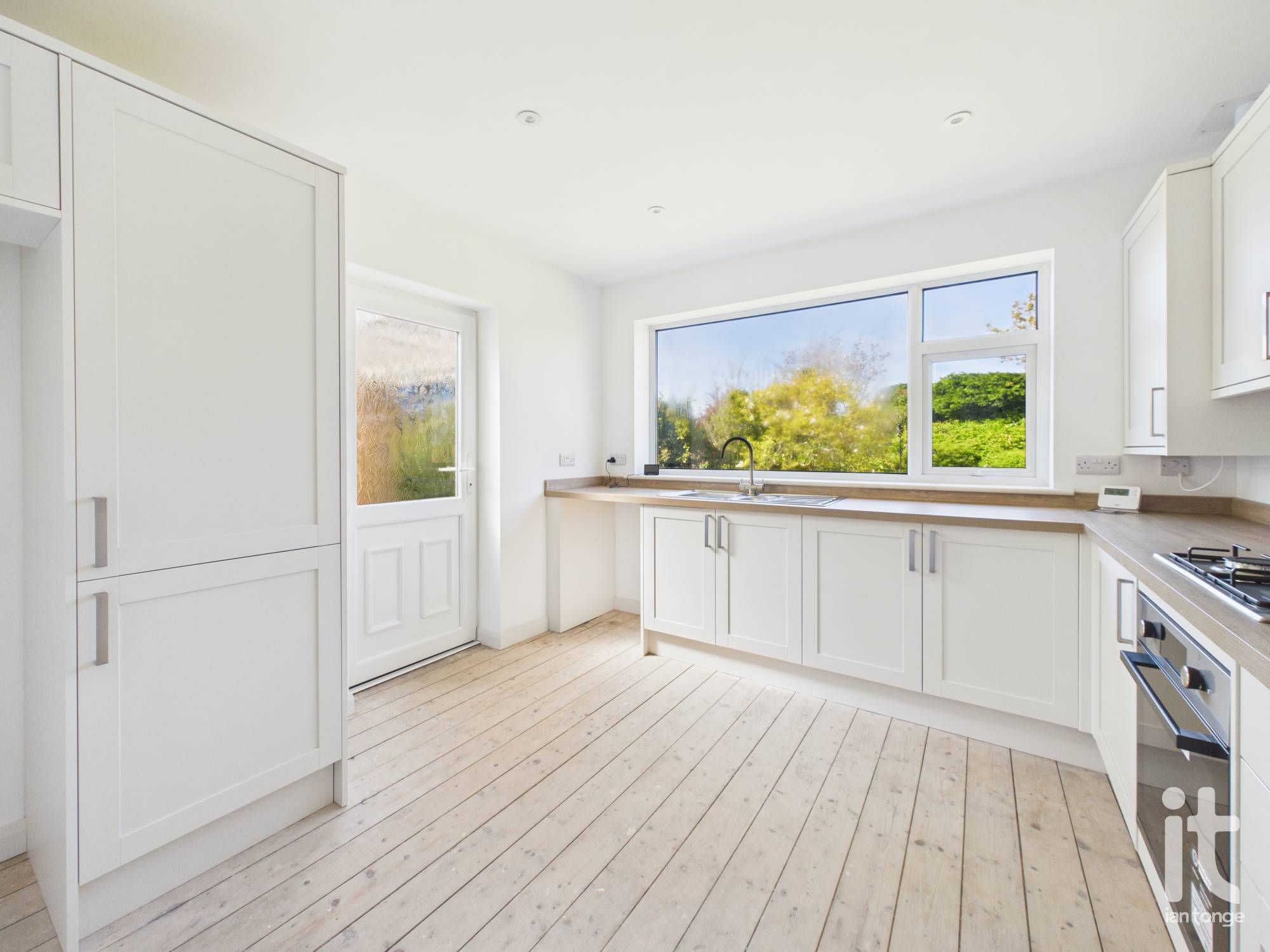 3 bedroom detached bungalow For Sale in Stockport - Photograph 7.