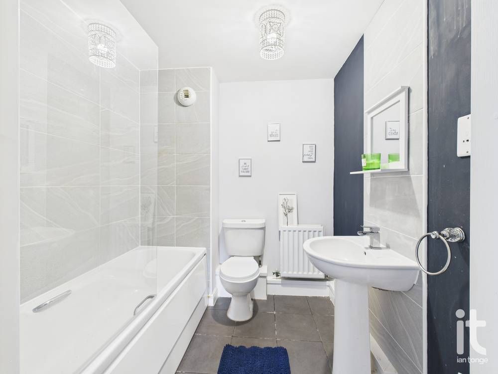 2 bedroom apartment flat/apartment For Sale in Stockport - Photograph 7.