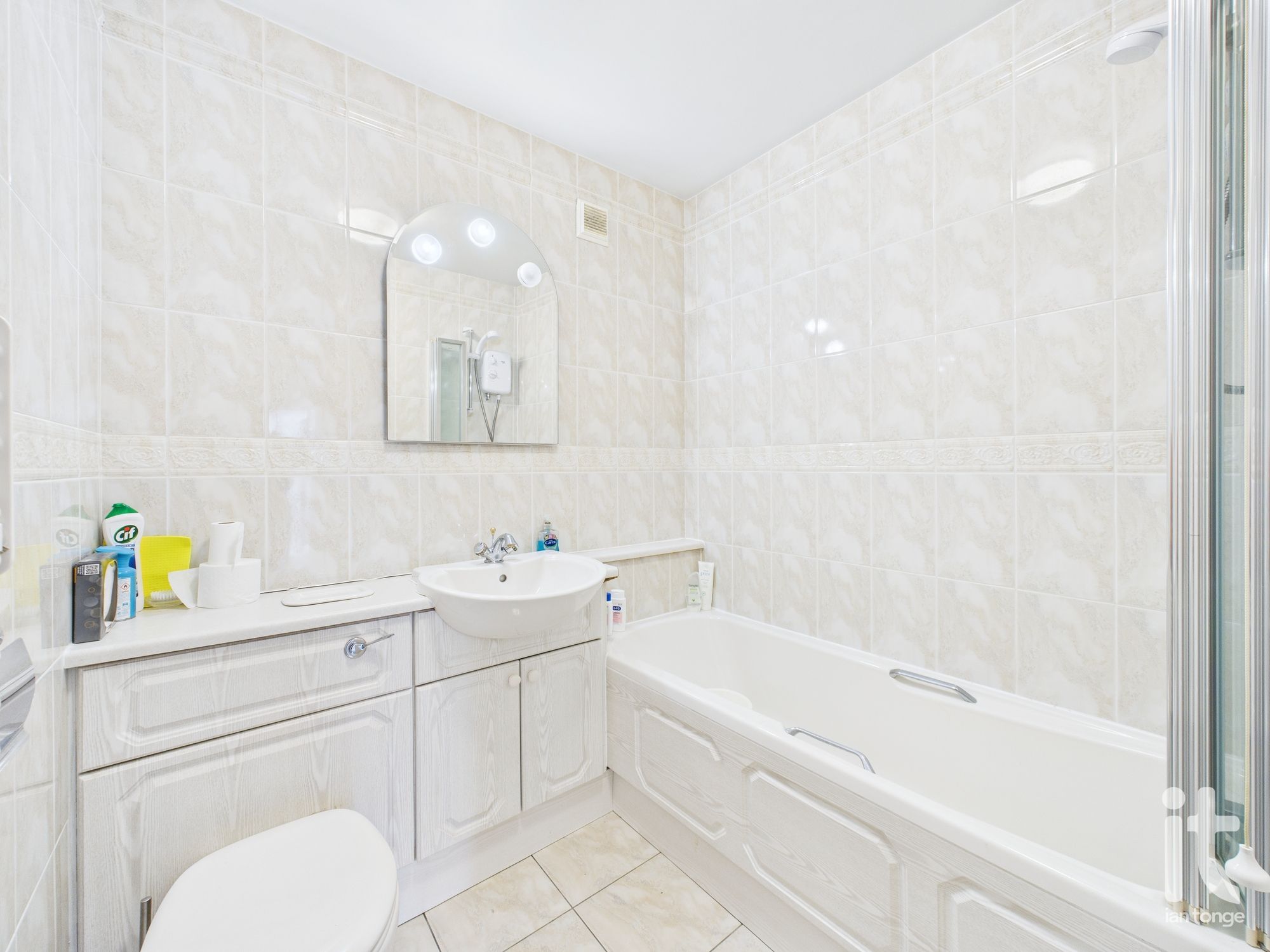 4 bedroom detached house For Sale in Cheshire East - Photograph 16.