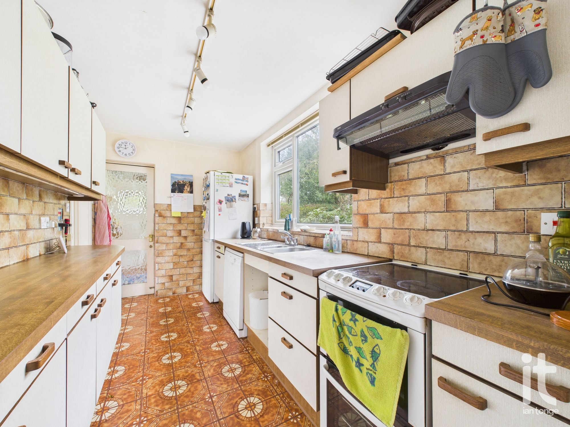 4 bedroom detached house For Sale in Cheshire East - Photograph 11.