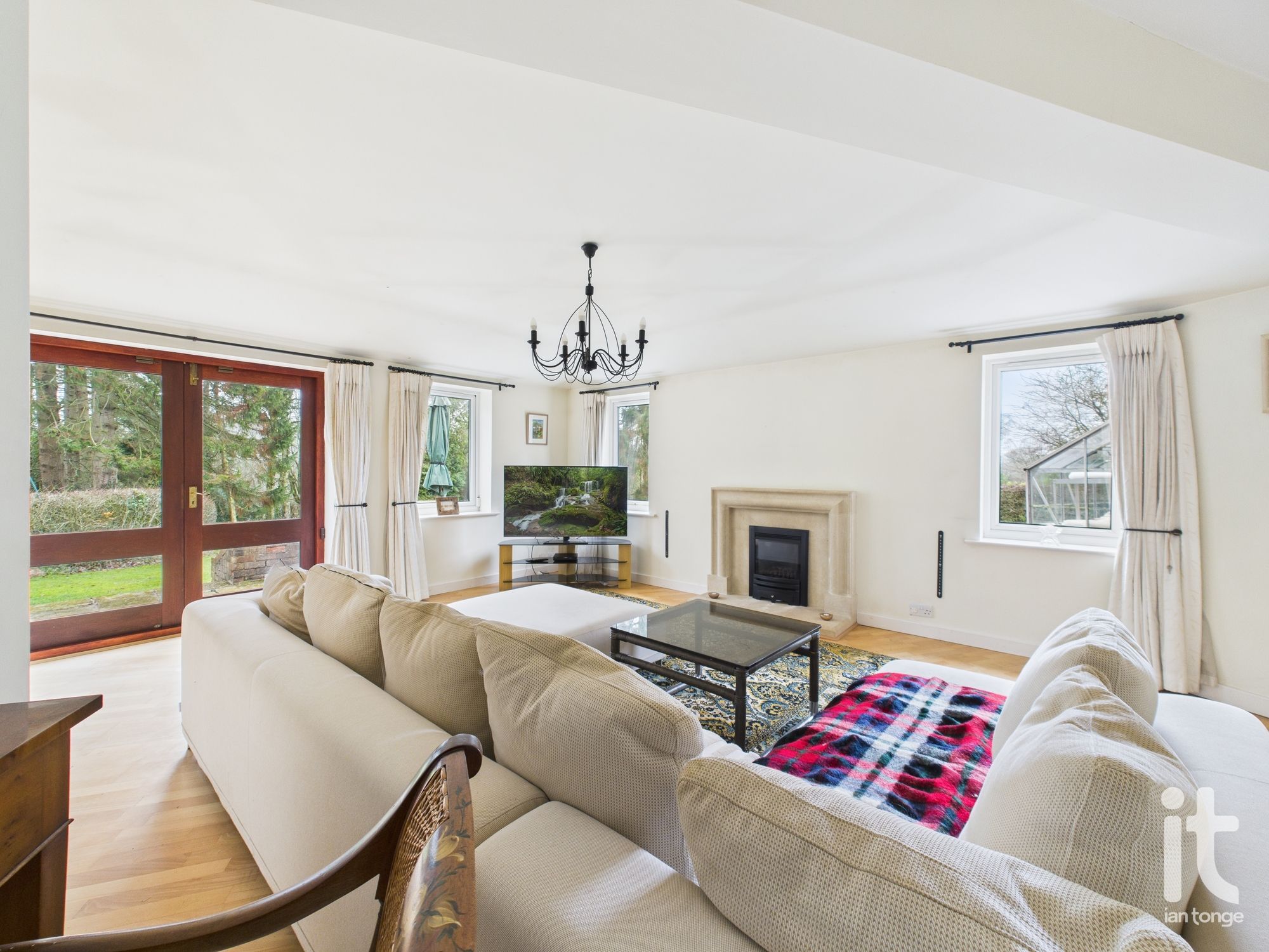 4 bedroom detached house For Sale in Cheshire East - Photograph 9.