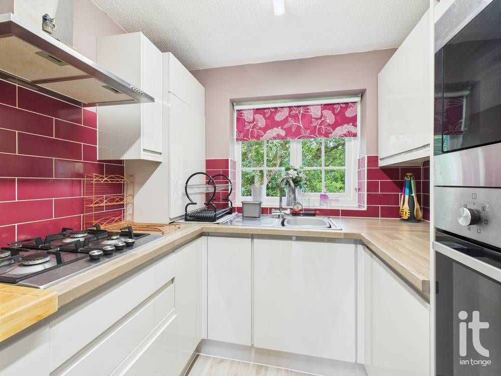 1 bedroom apartment flat/apartment For Sale in Stockport - Photograph 4.
