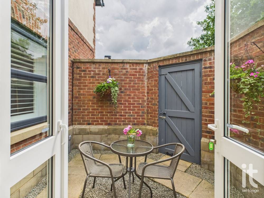 5 bedroom detached house For Sale in Stockport - Photograph 34.