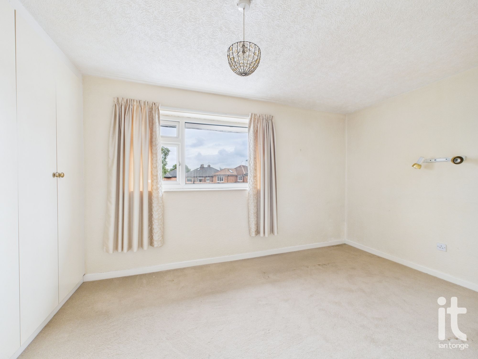 2 bedroom flat flat/apartment For Sale in Stockport - Photograph 8.