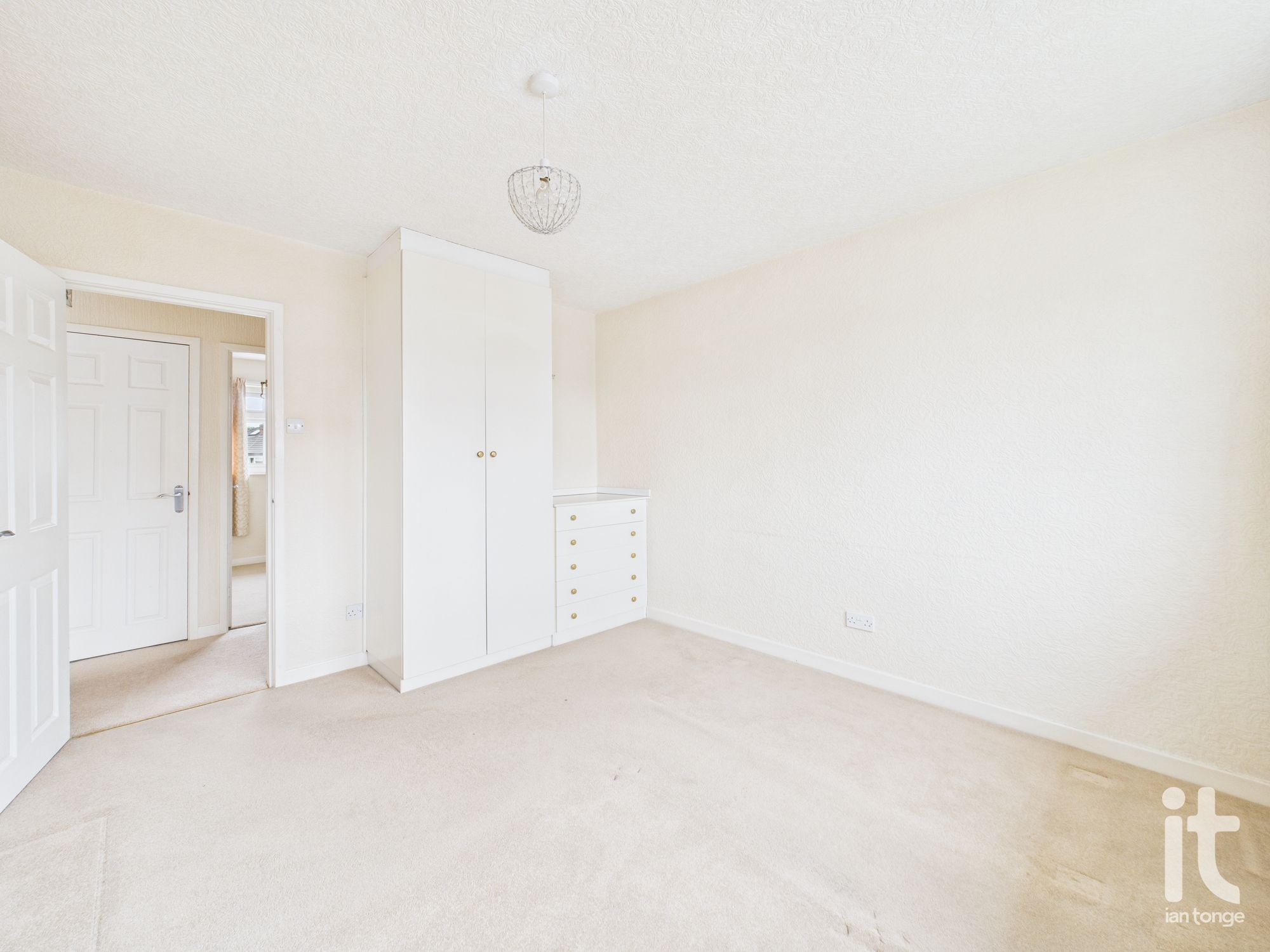 2 bedroom flat flat/apartment For Sale in Stockport - Photograph 9.