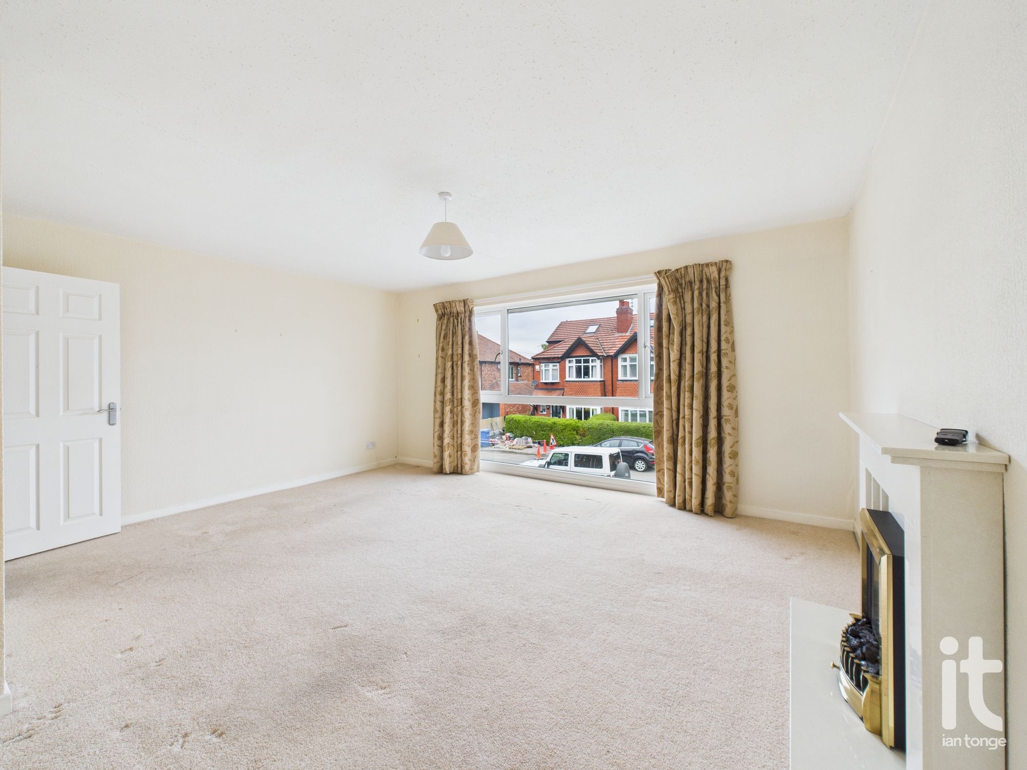 2 bedroom flat flat/apartment For Sale in Stockport - Photograph 2.