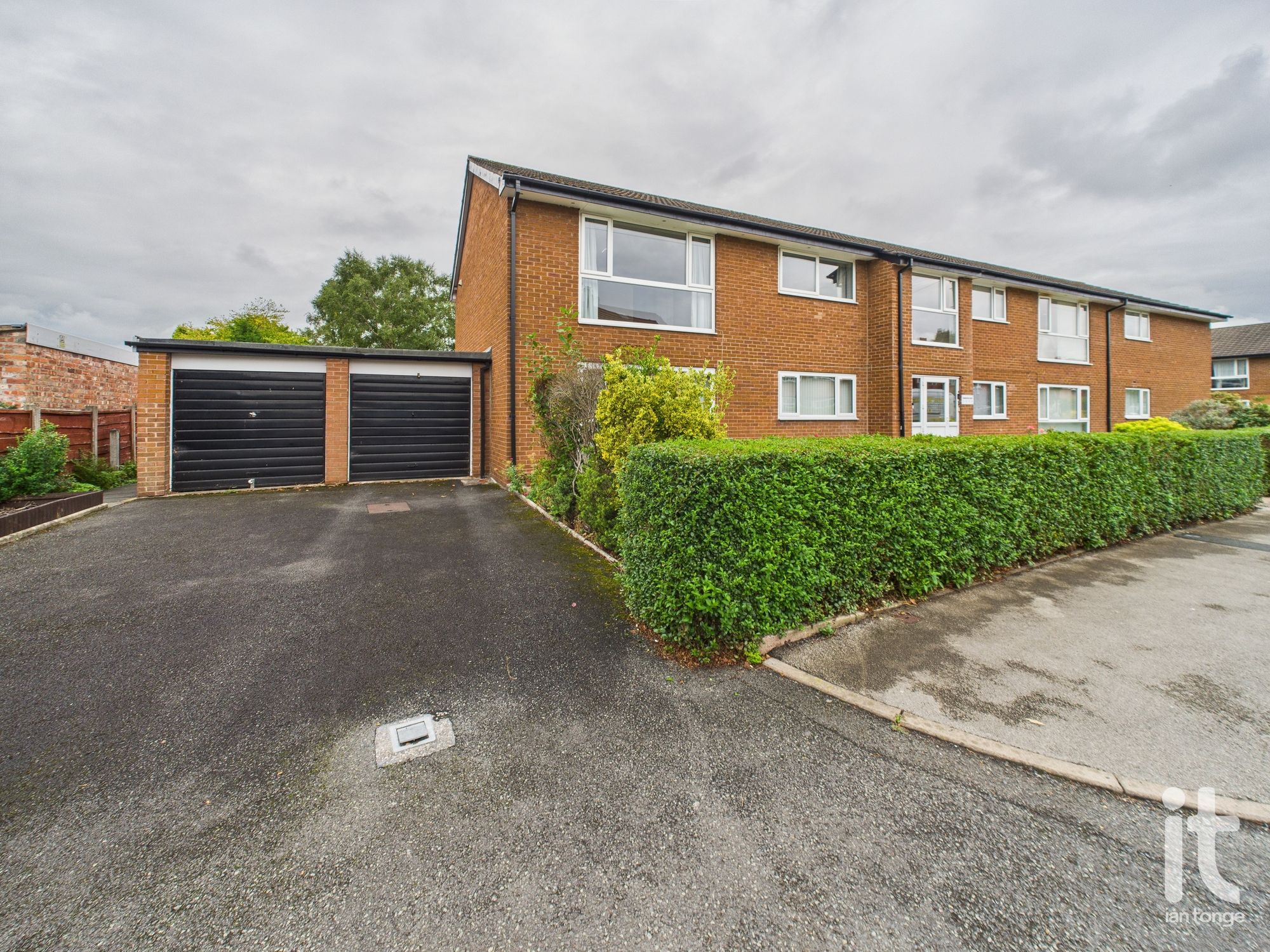 2 bedroom flat flat/apartment For Sale in Stockport - Photograph 1.
