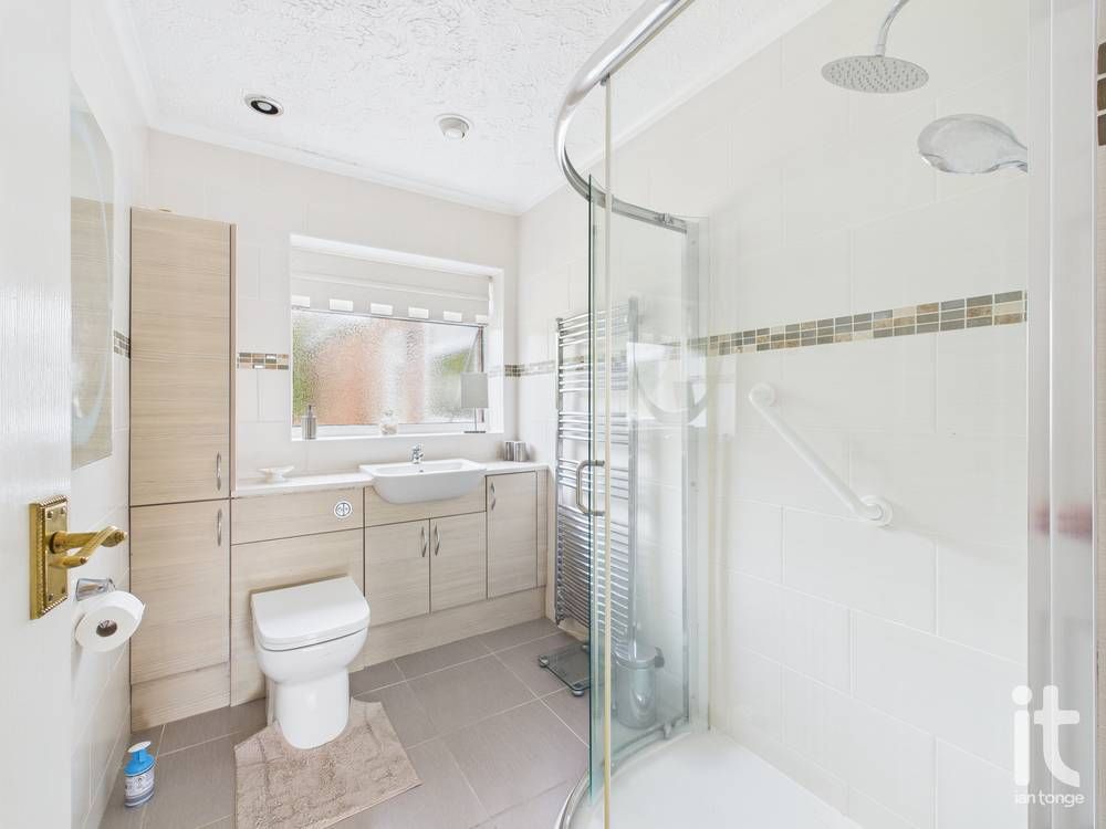 2 bedroom detached bungalow For Sale in Stockport - Photograph 3.