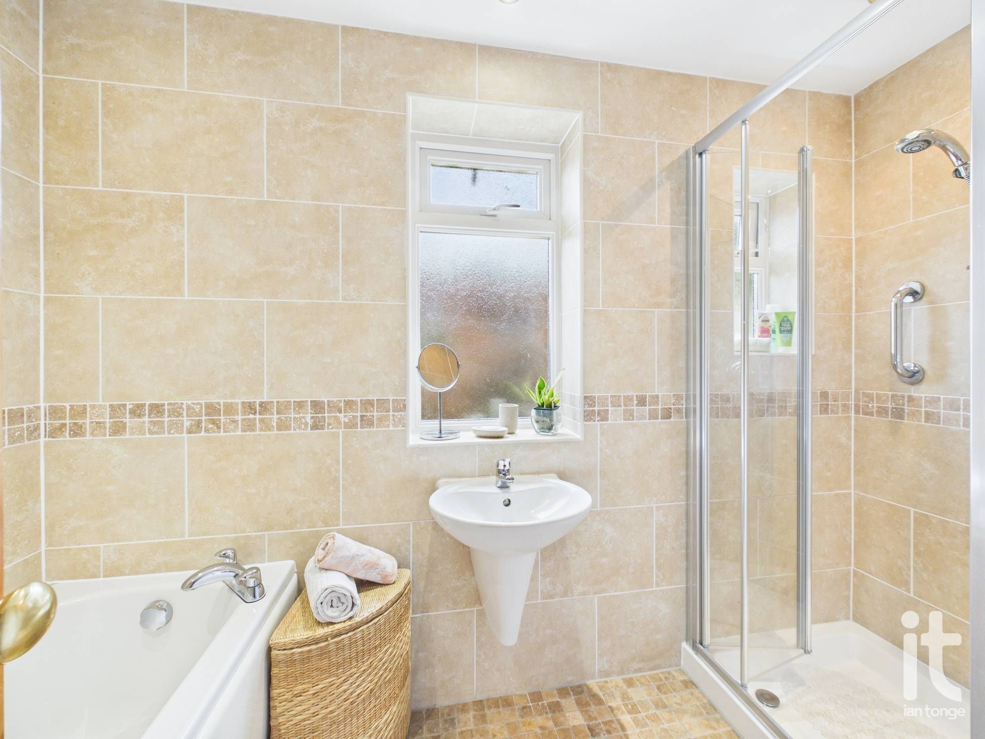 2 bedroom detached bungalow For Sale in Stockport - Property photograph.