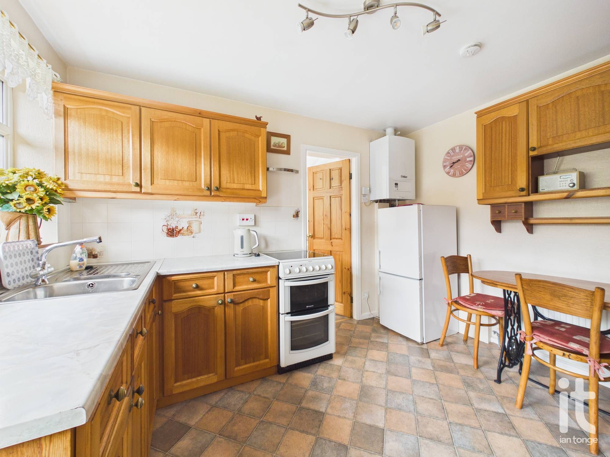 2 bedroom detached bungalow For Sale in Stockport - Photograph 5.