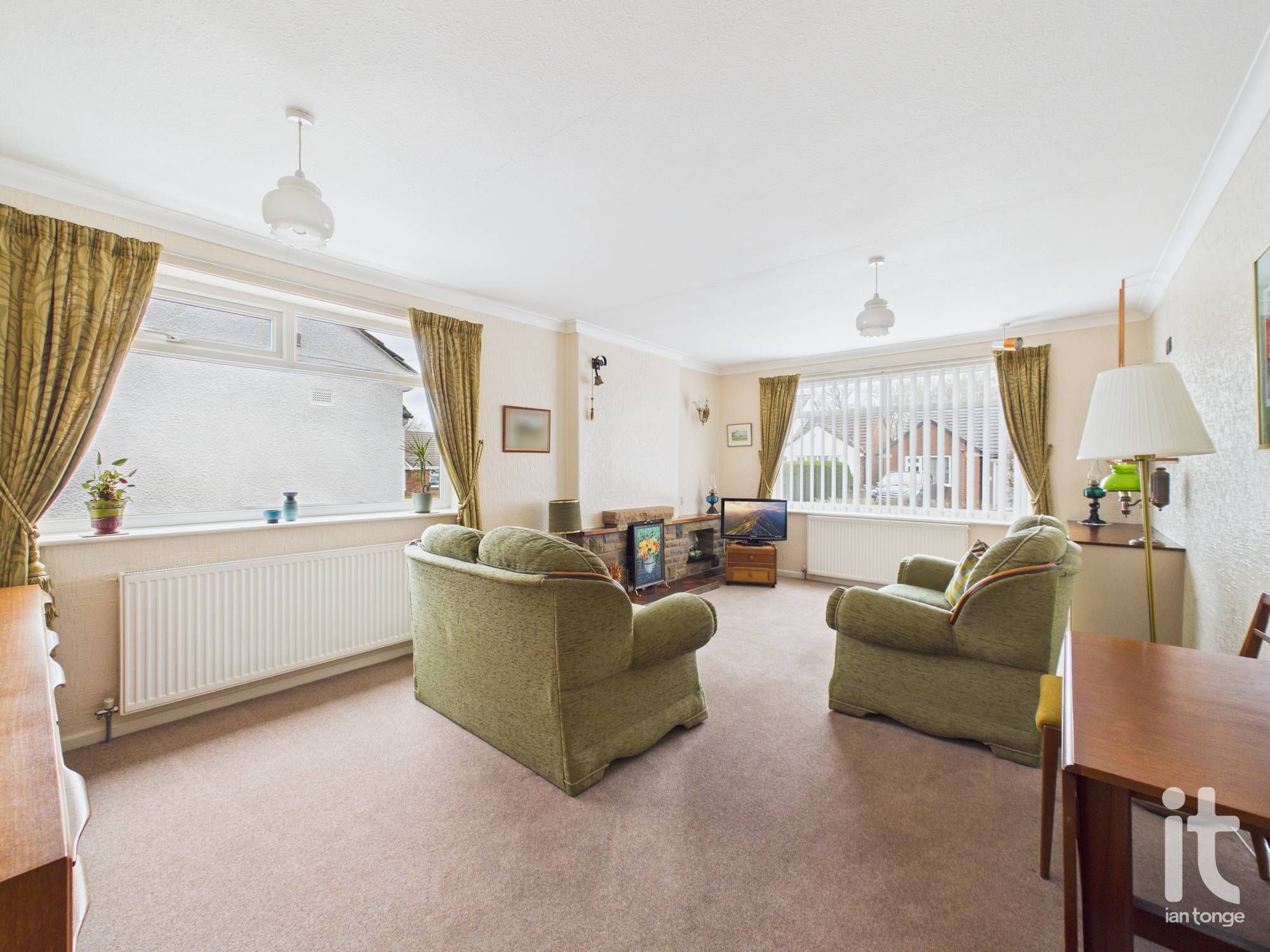 2 bedroom detached bungalow For Sale in Stockport - Photograph 4.