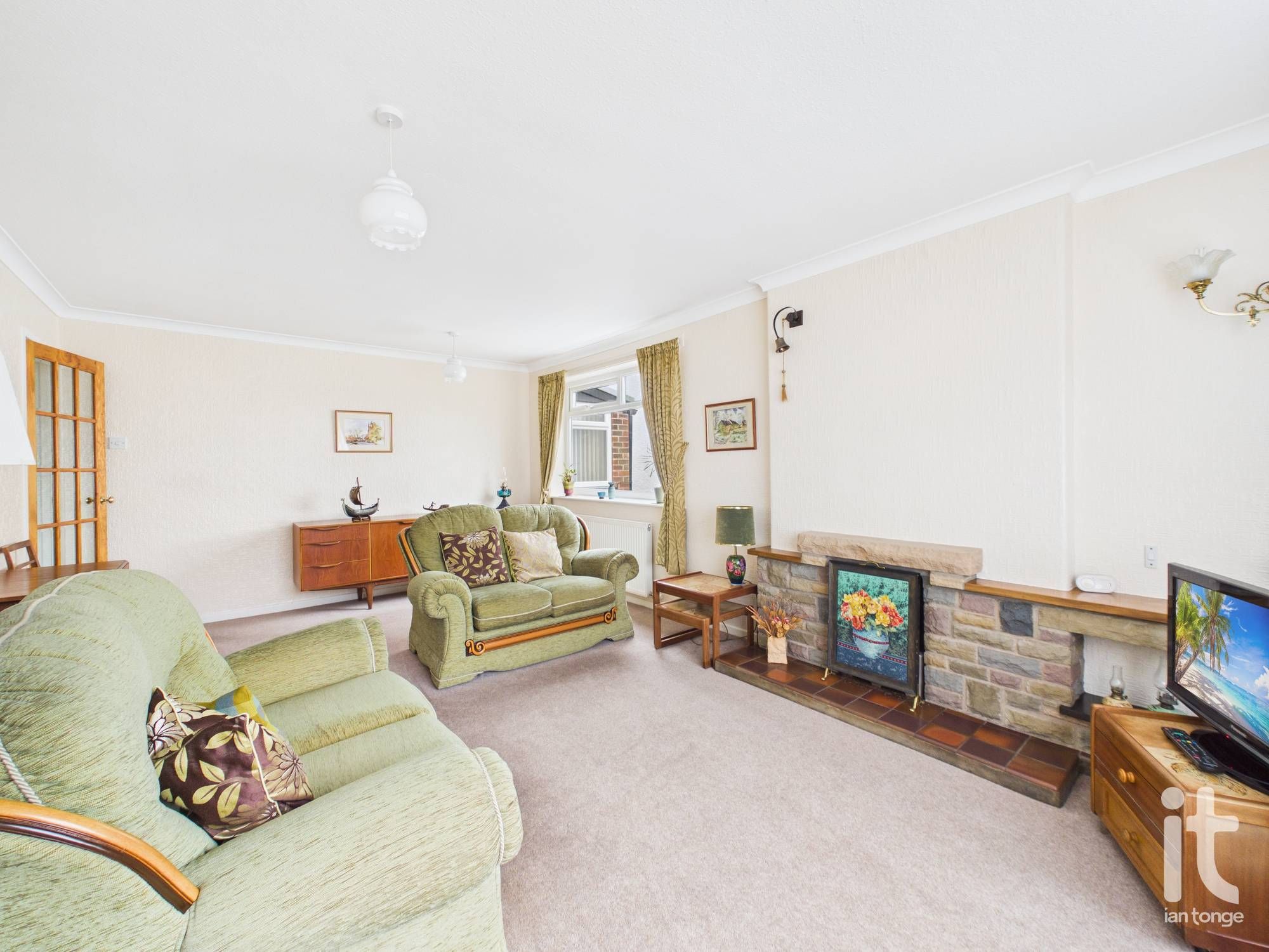 2 bedroom detached bungalow For Sale in Stockport - Property photograph.