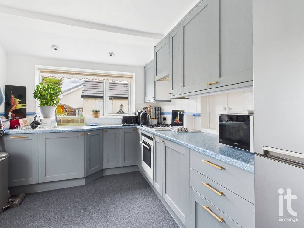 2 bedroom detached bungalow For Sale in Stockport - Photograph 3.