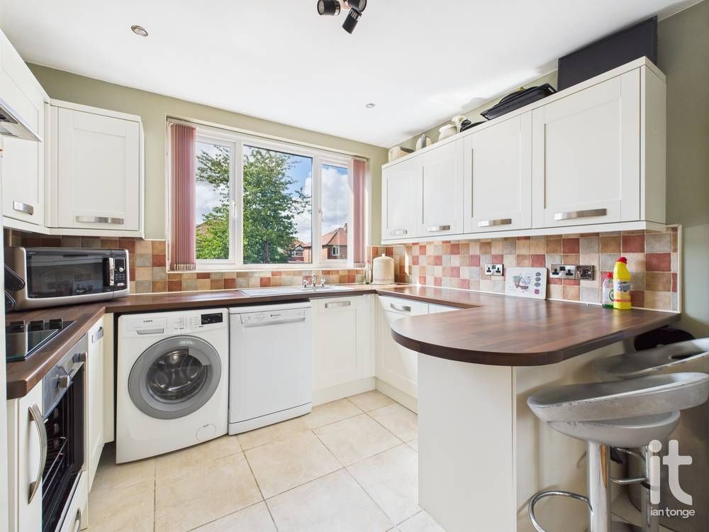 2 bedroom apartment flat/apartment For Sale in Stockport - Photograph 8.