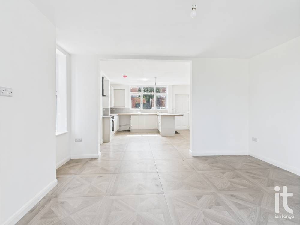 2 bedroom apartment flat/apartment To Let in Stockport - Photograph 5.