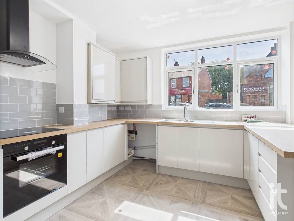 2 bedroom apartment flat/apartment To Let in Stockport - Photograph 4.