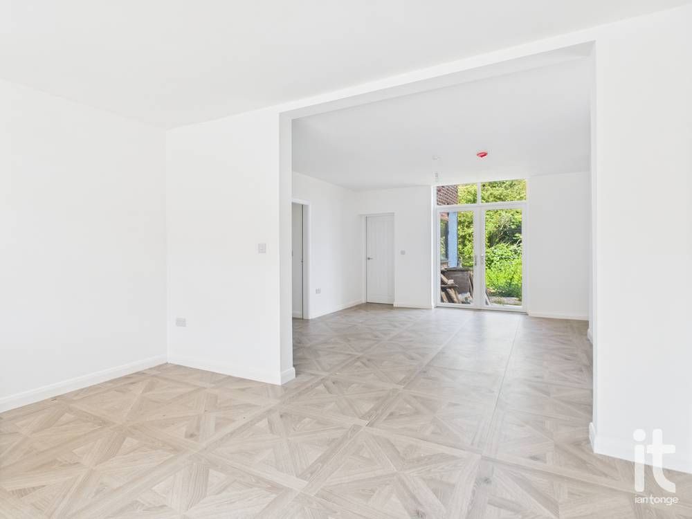2 bedroom apartment flat/apartment To Let in Stockport - Photograph 2.