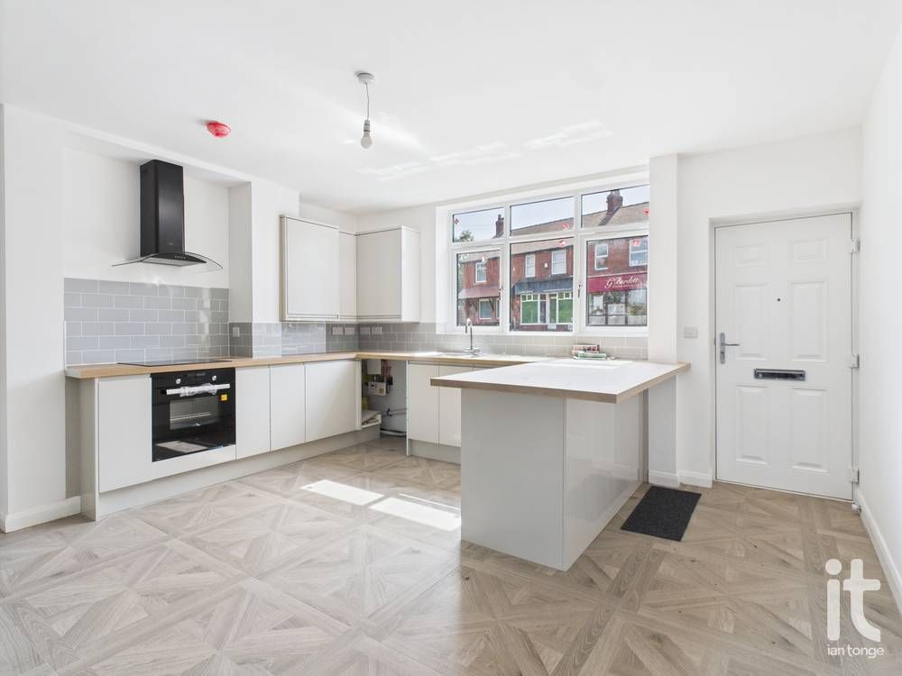 2 bedroom apartment flat/apartment To Let in Stockport - Photograph 3.