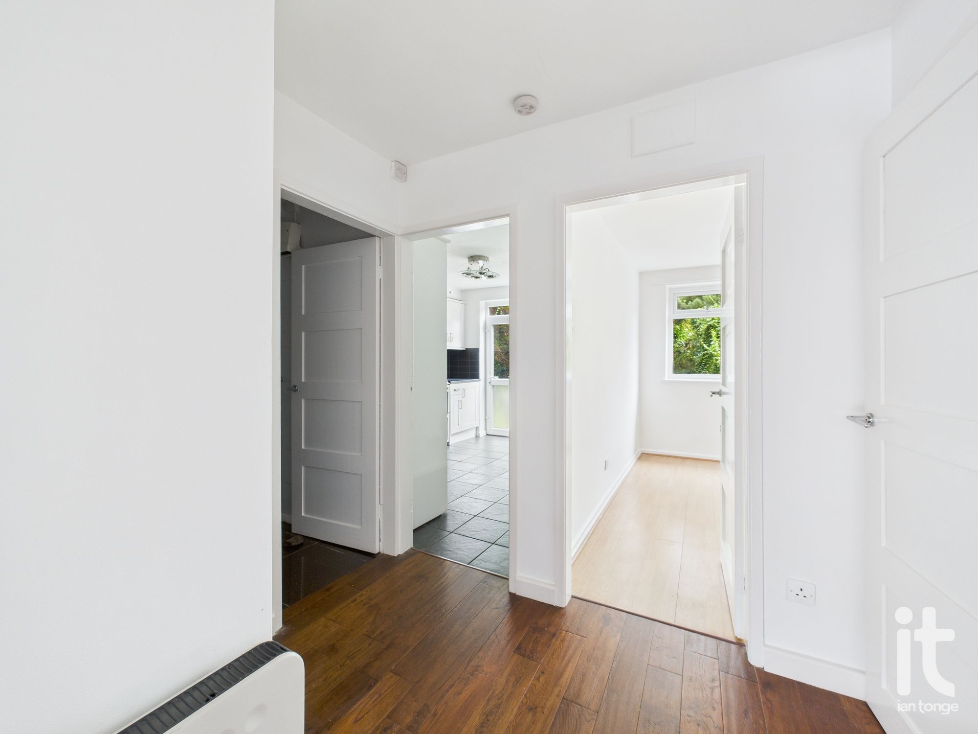 1 bedroom ground floor flat/apartment For Sale in Stockport - Photograph 7.