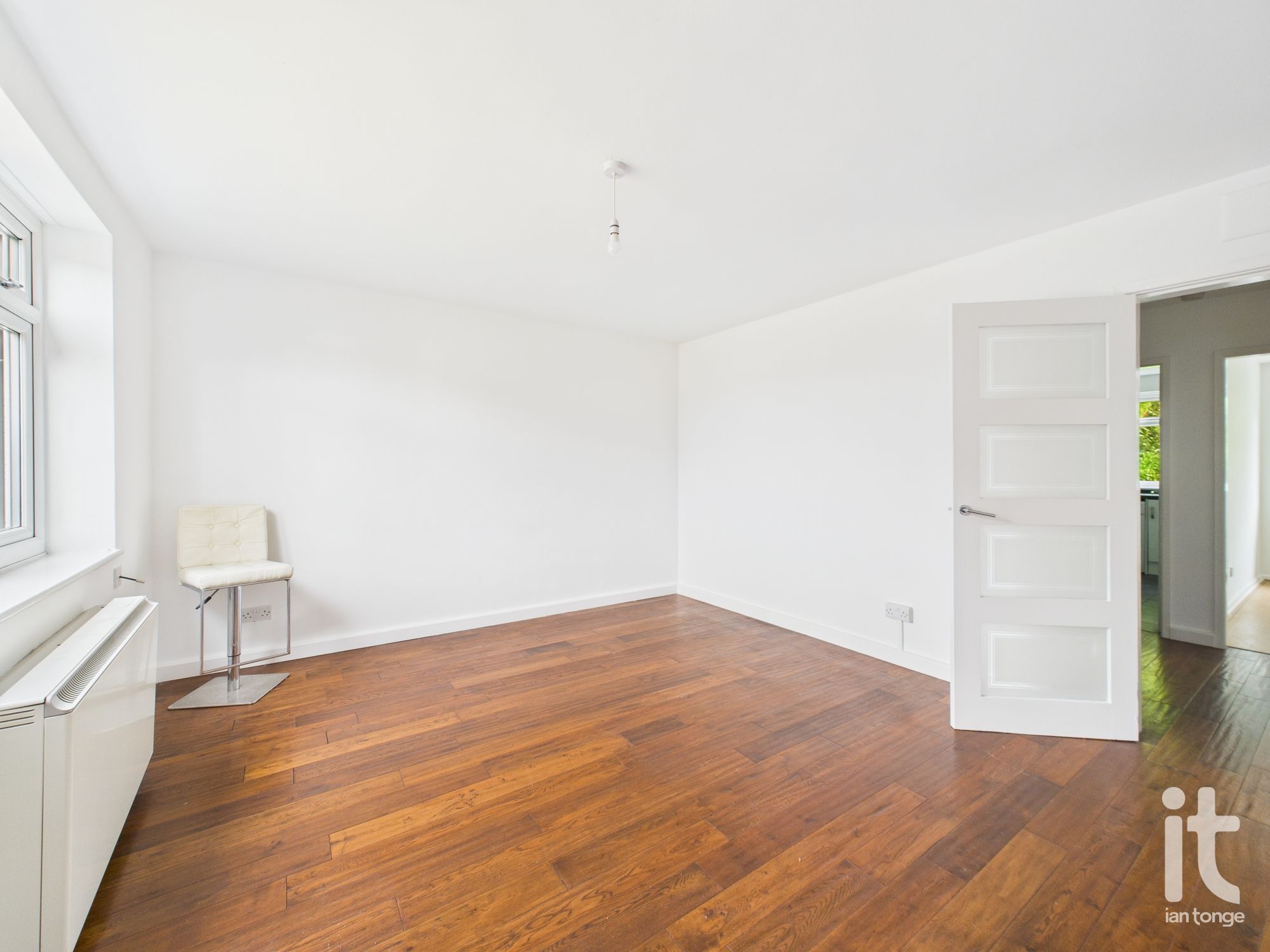 1 bedroom ground floor flat/apartment For Sale in Stockport - Photograph 2.
