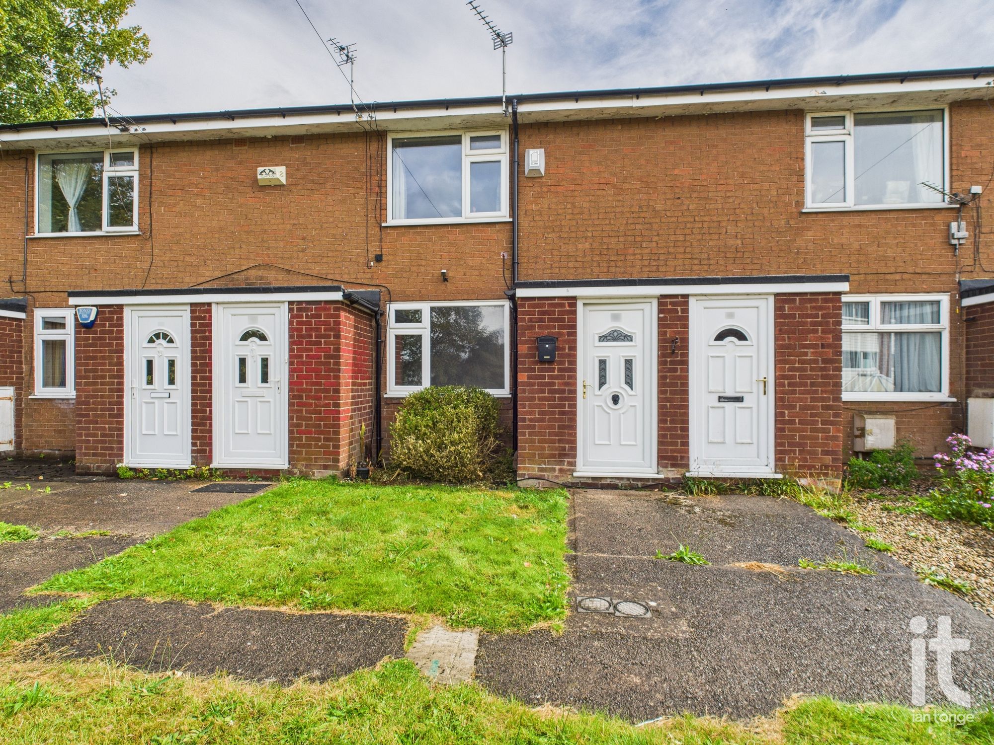 1 bedroom ground floor flat/apartment For Sale in Stockport - Photograph 1.
