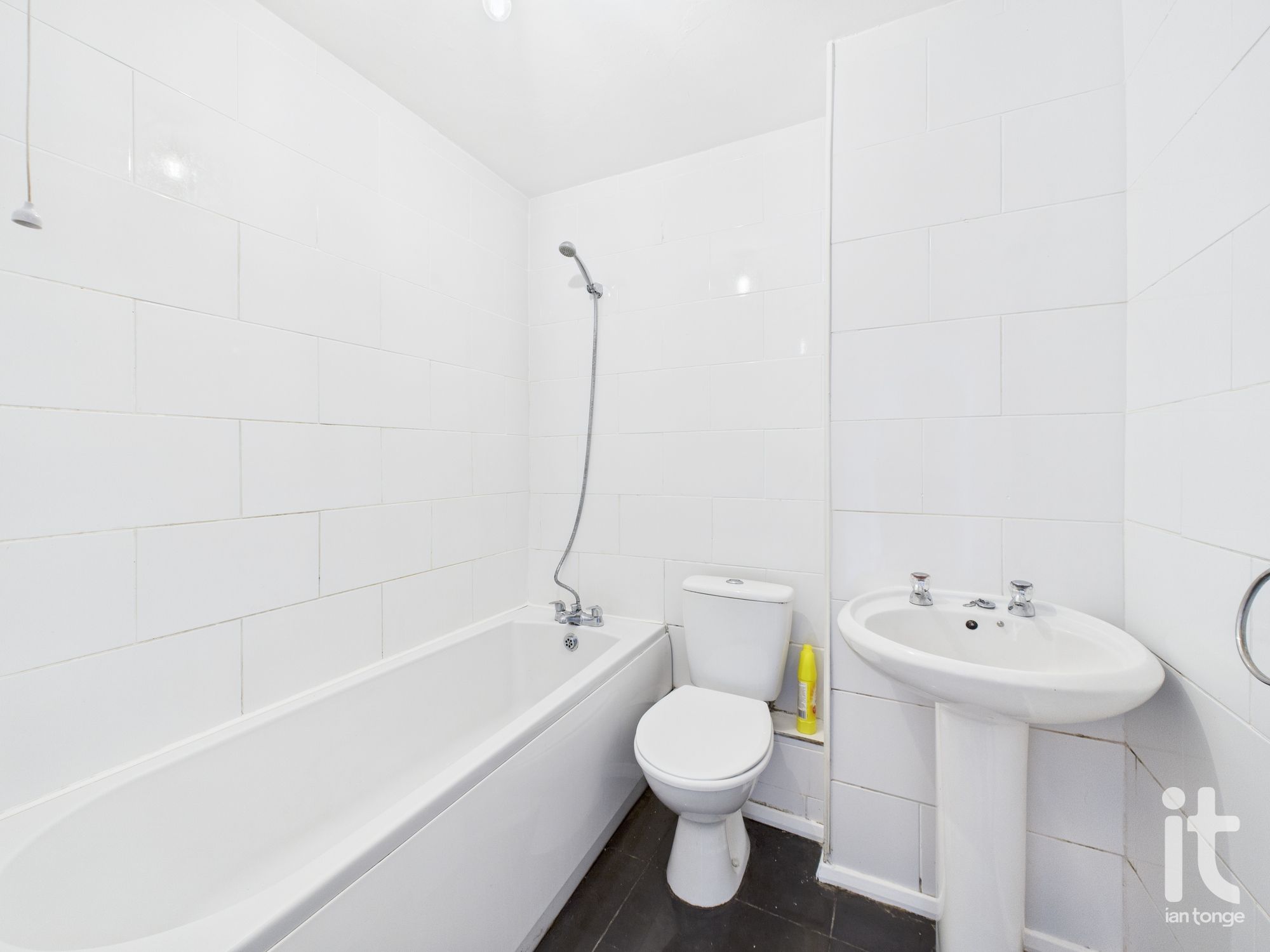 1 bedroom ground floor flat/apartment For Sale in Stockport - Photograph 10.